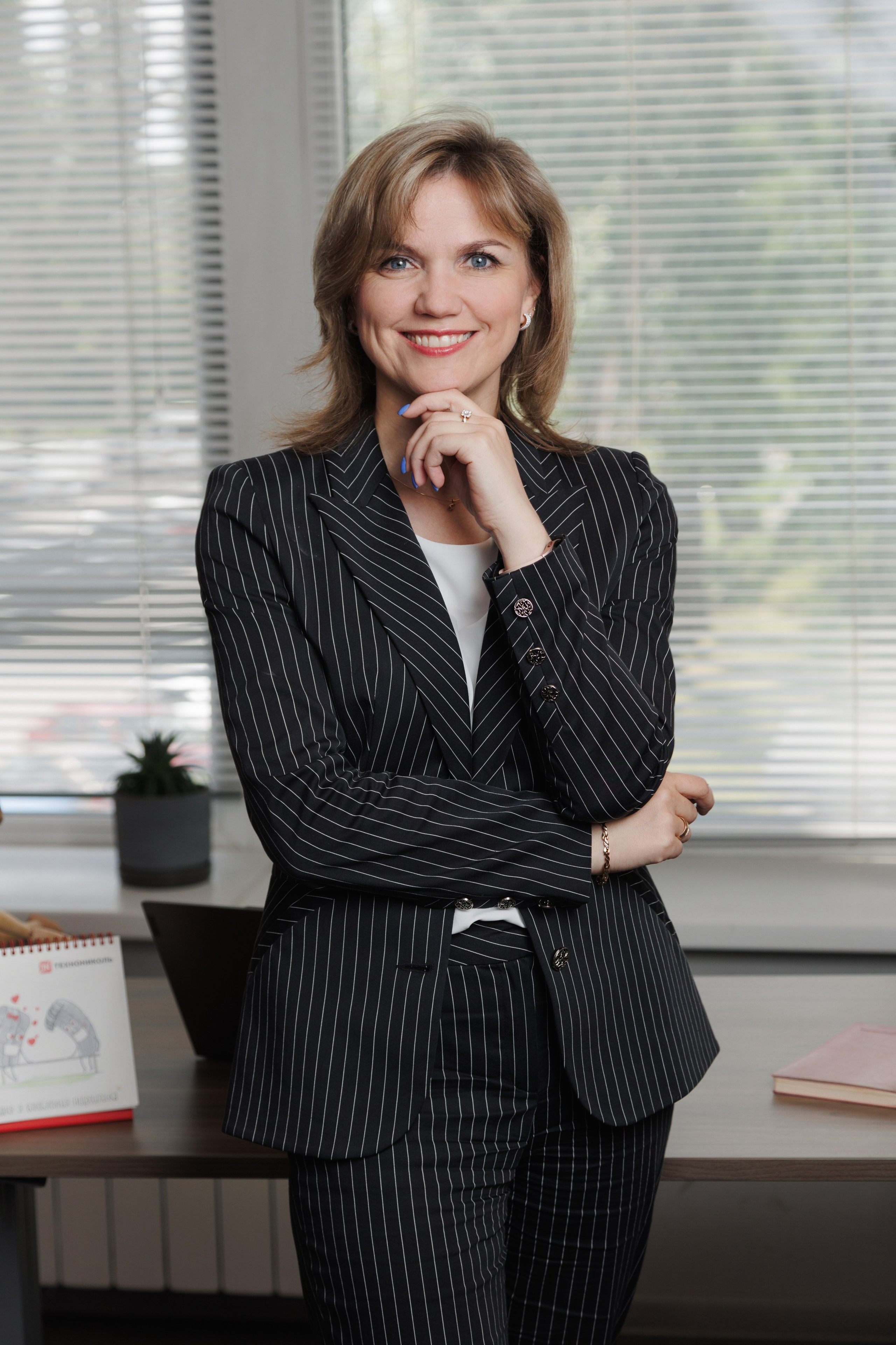 Руководитель отдела на рабочем месте в своем кабинете. Профессиональный портрет.