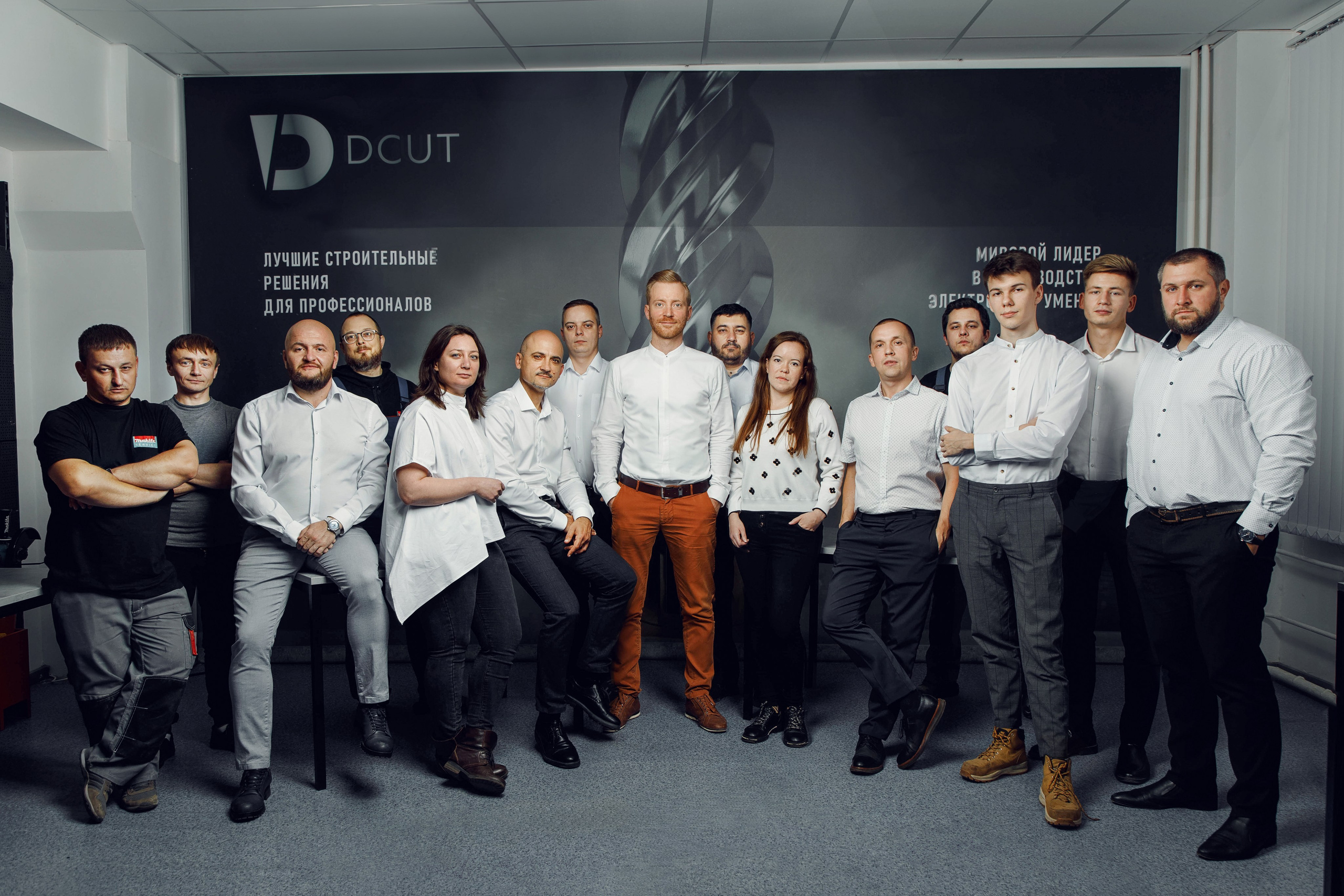 Корпоративная фотосессия всей команды в офисе