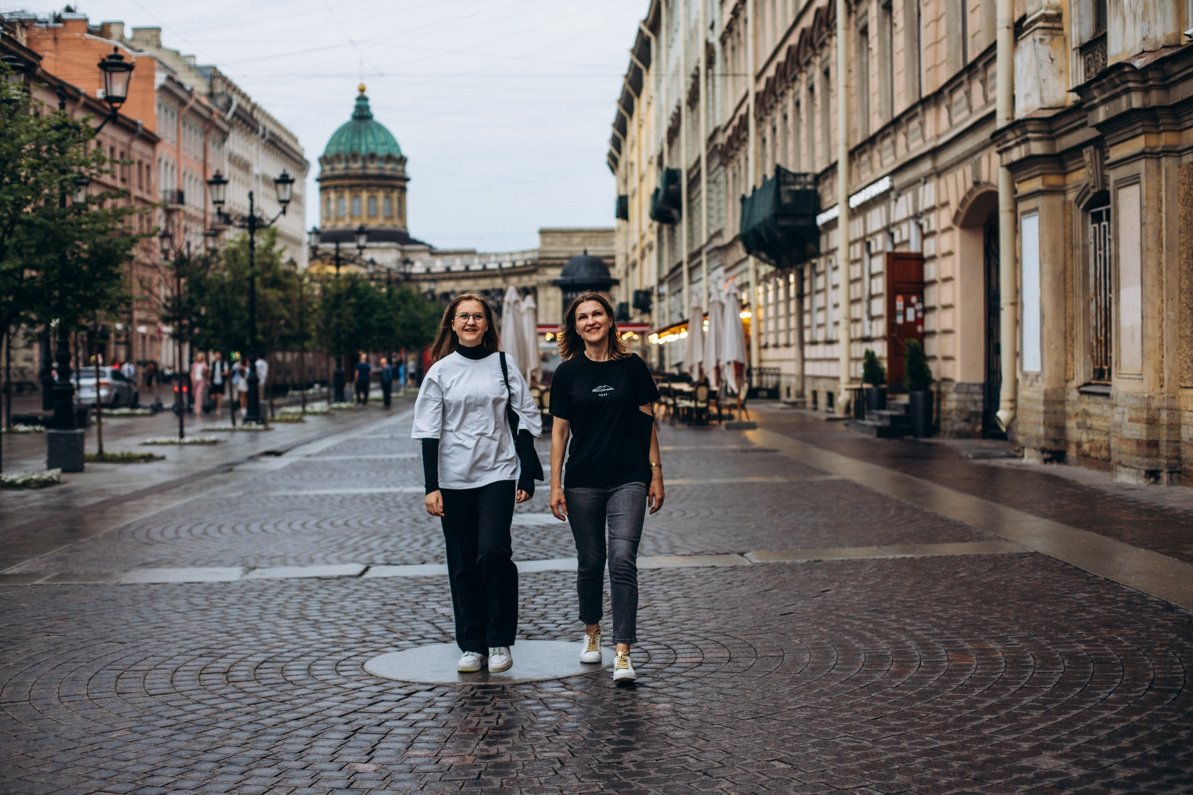 Светлана и Анна в июне. Фотопрогулка в Петербурге. Индивидуальный и семейный фотограф в Санкт-Петербурге