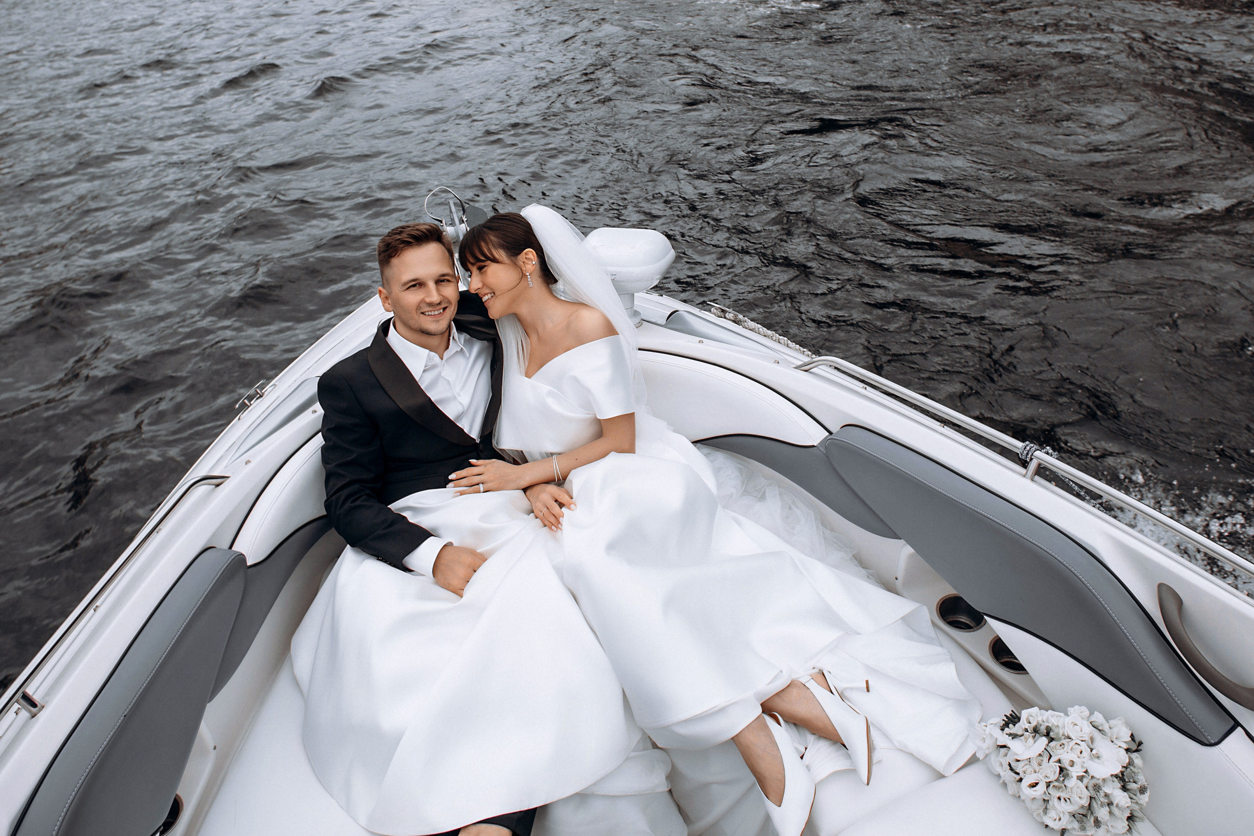 Свадьба на катере. Свадебный фотограф в Санкт-Петербурге Вика Стукачева