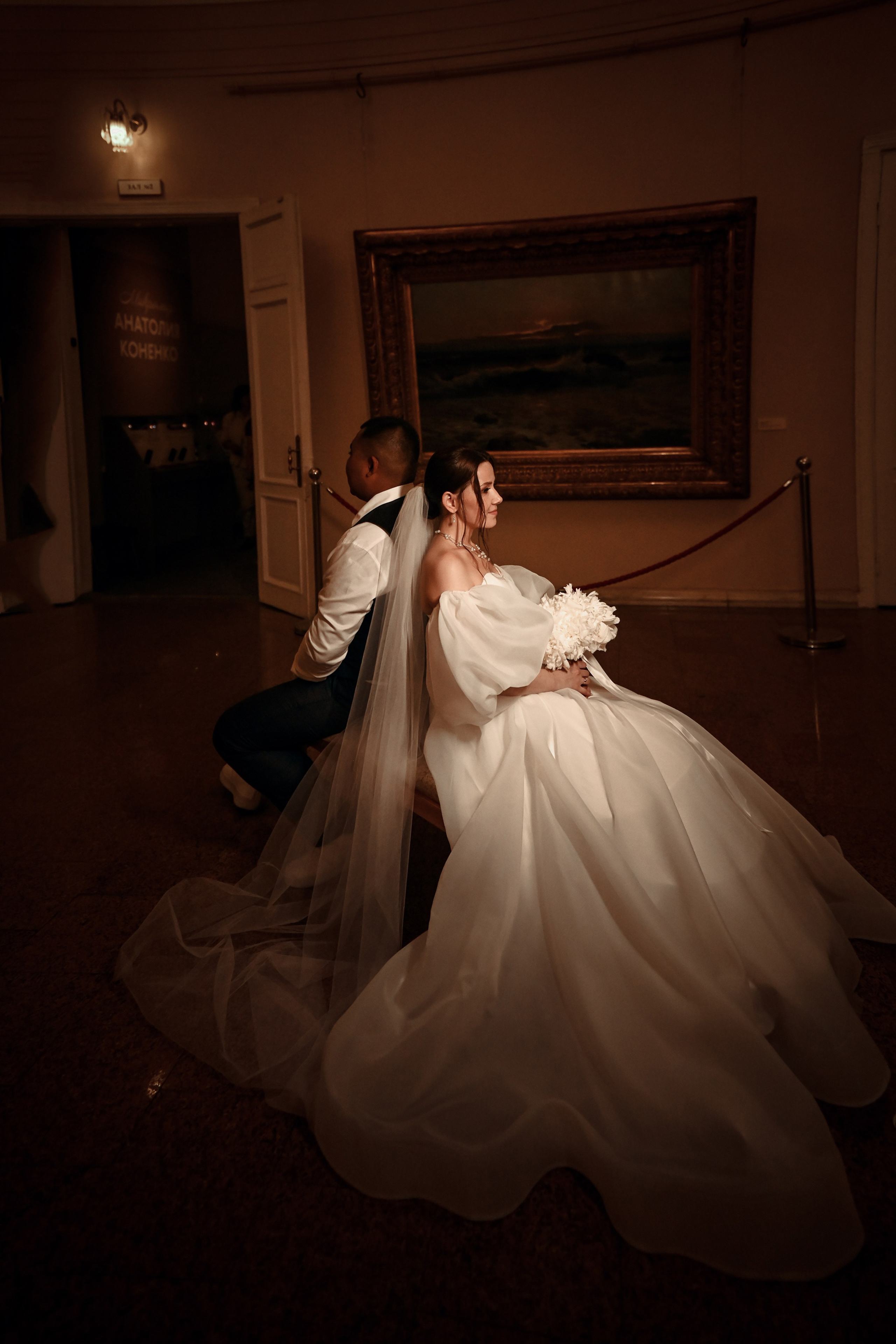 Небольшая свадебная серия в музее и прогулкой под дождем Эльмиры и Ризата. Свадебный, семейный, детский, контент фотограф в Омске Максим Ильин