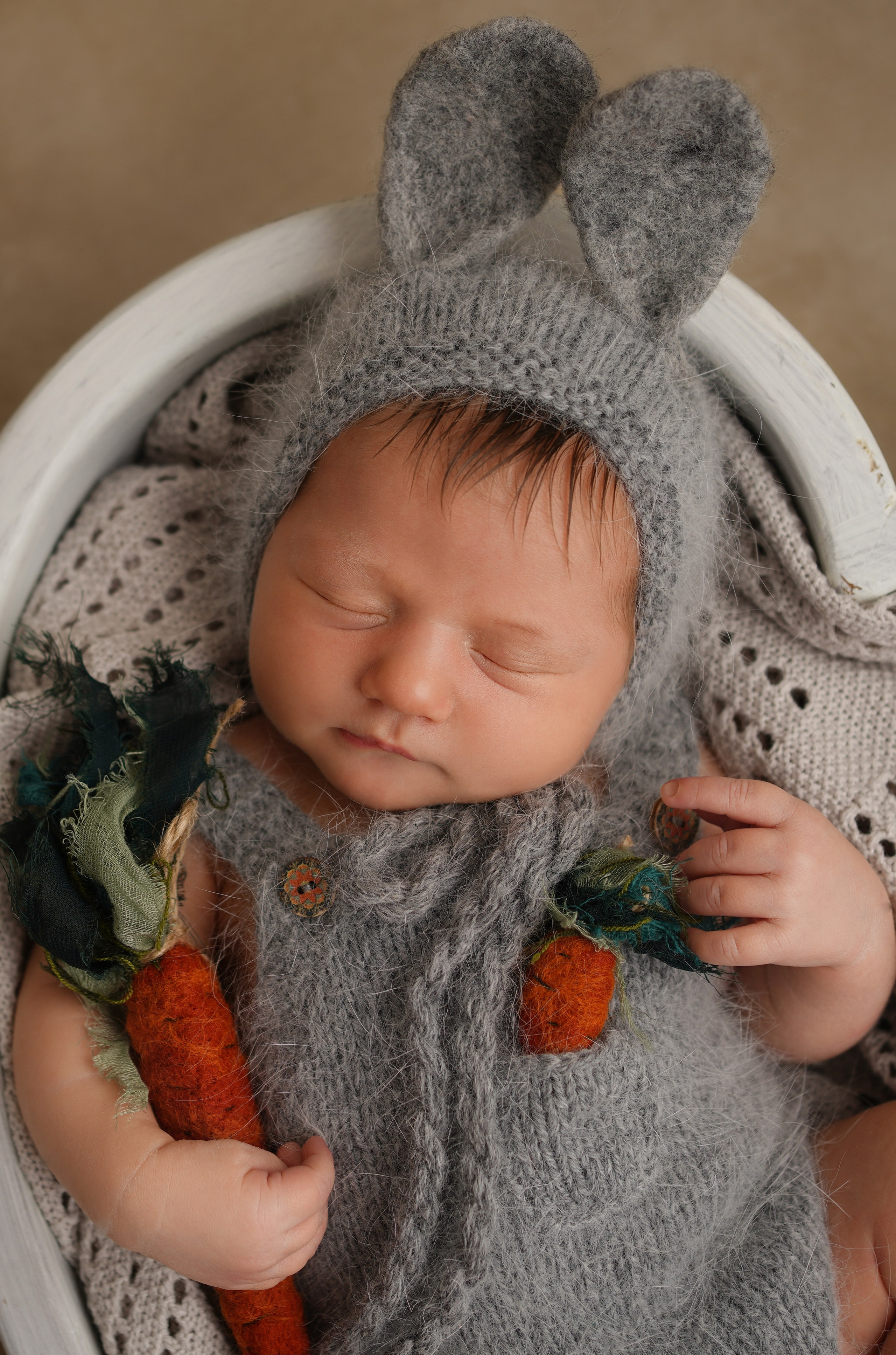 Фотосессия новорожденного малыша. Малыш в образе зайчика.