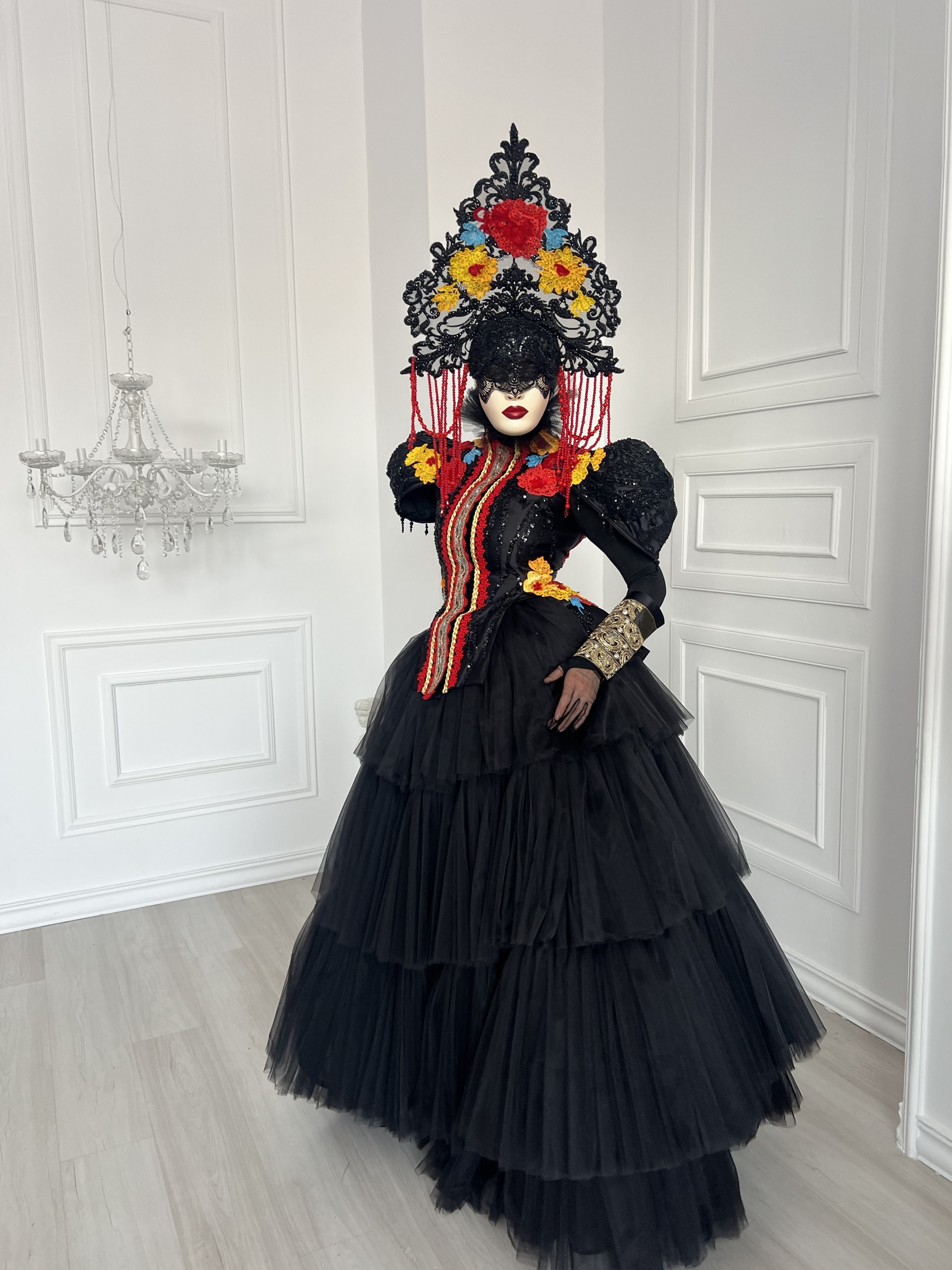 Артист в чёрном костюме в русском стиле. Мимы и Ходулисты на встречу гостей. Москва