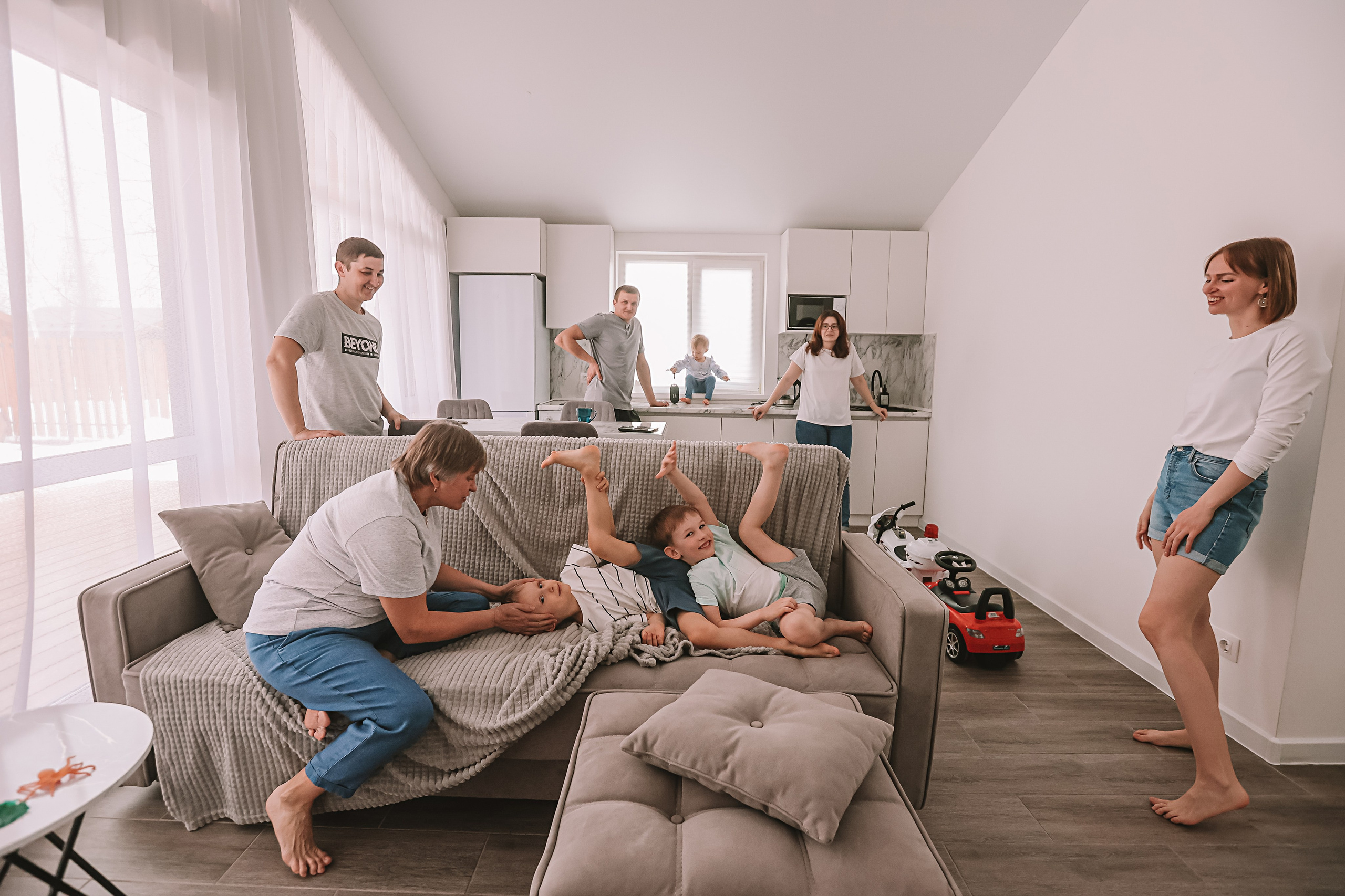 Семейная в домике (репортаж). Семейный фотограф Тюмень, фотограф на роды Салмина Мария