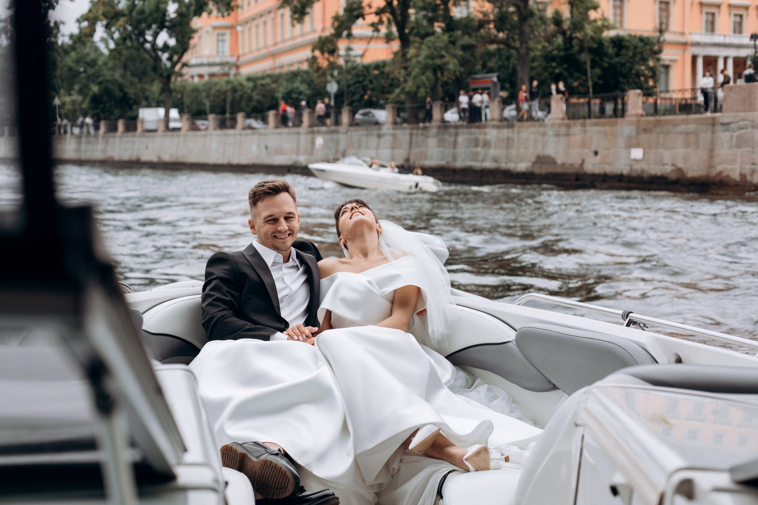 Свадьба на катере. Свадебный фотограф в Санкт-Петербурге Вика Стукачева