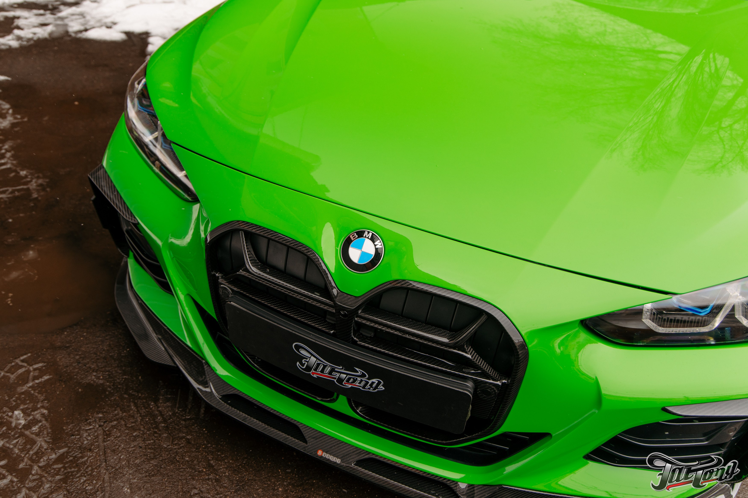 BMW 440i оклейка в зеленый, выхлоп, установка карбонового обвеса, окрас суппортов. DeLorein