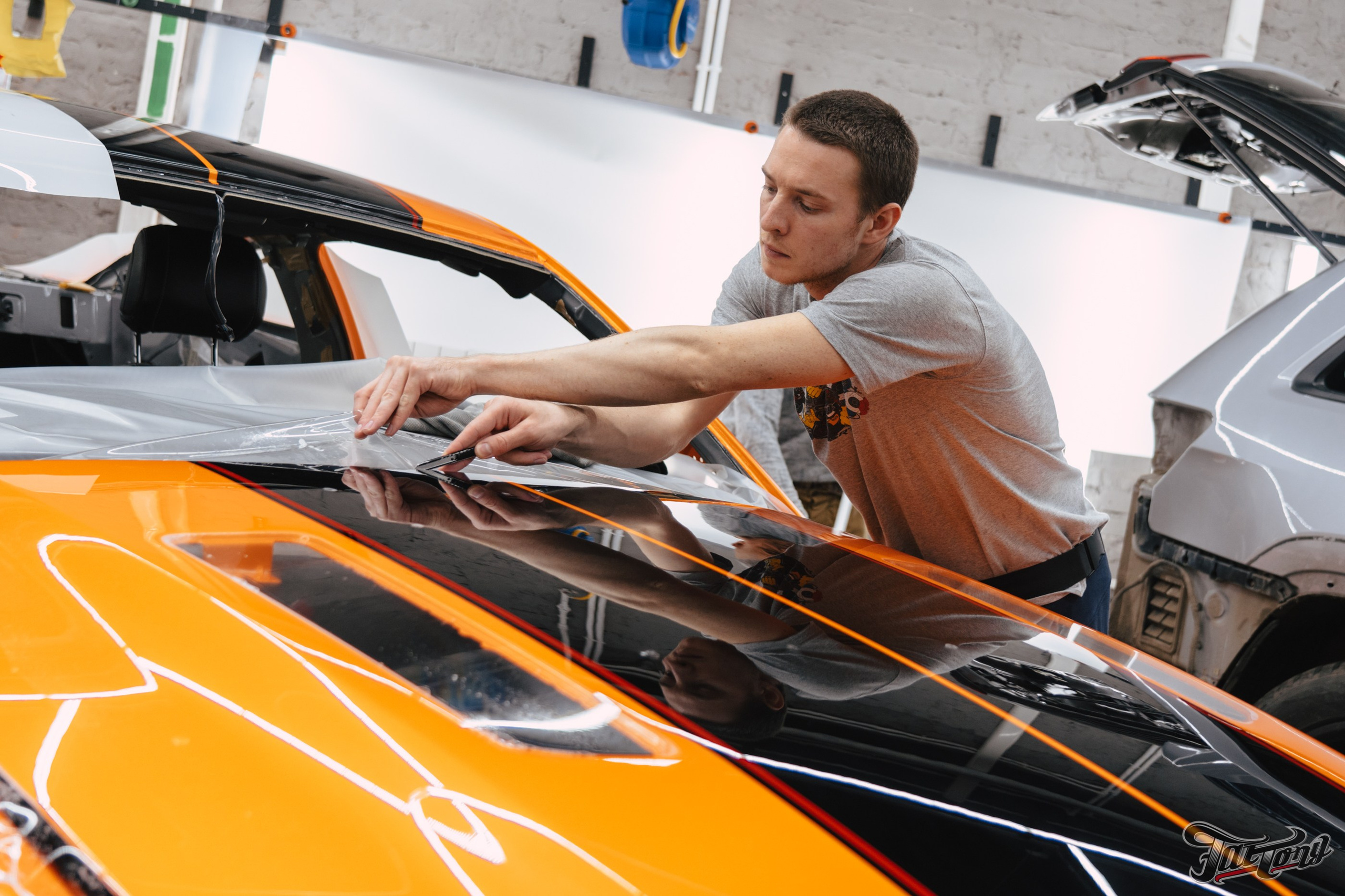 Ford Mustang Roush оранжевый окрас кузова и выкрас полос. DeLorein