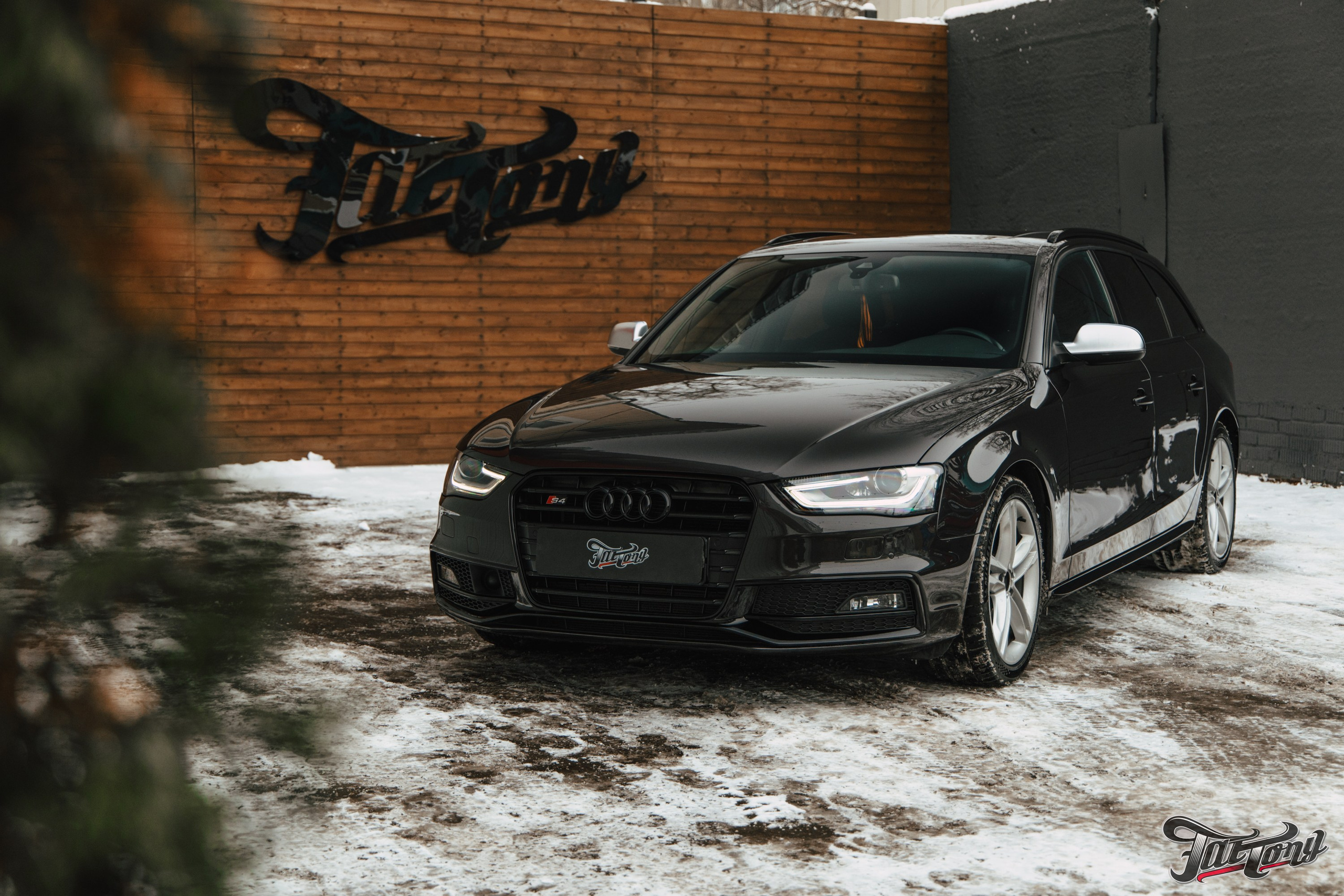 Audi S4 полный окрас кузова, кузовные работы и антихром. DeLorein
