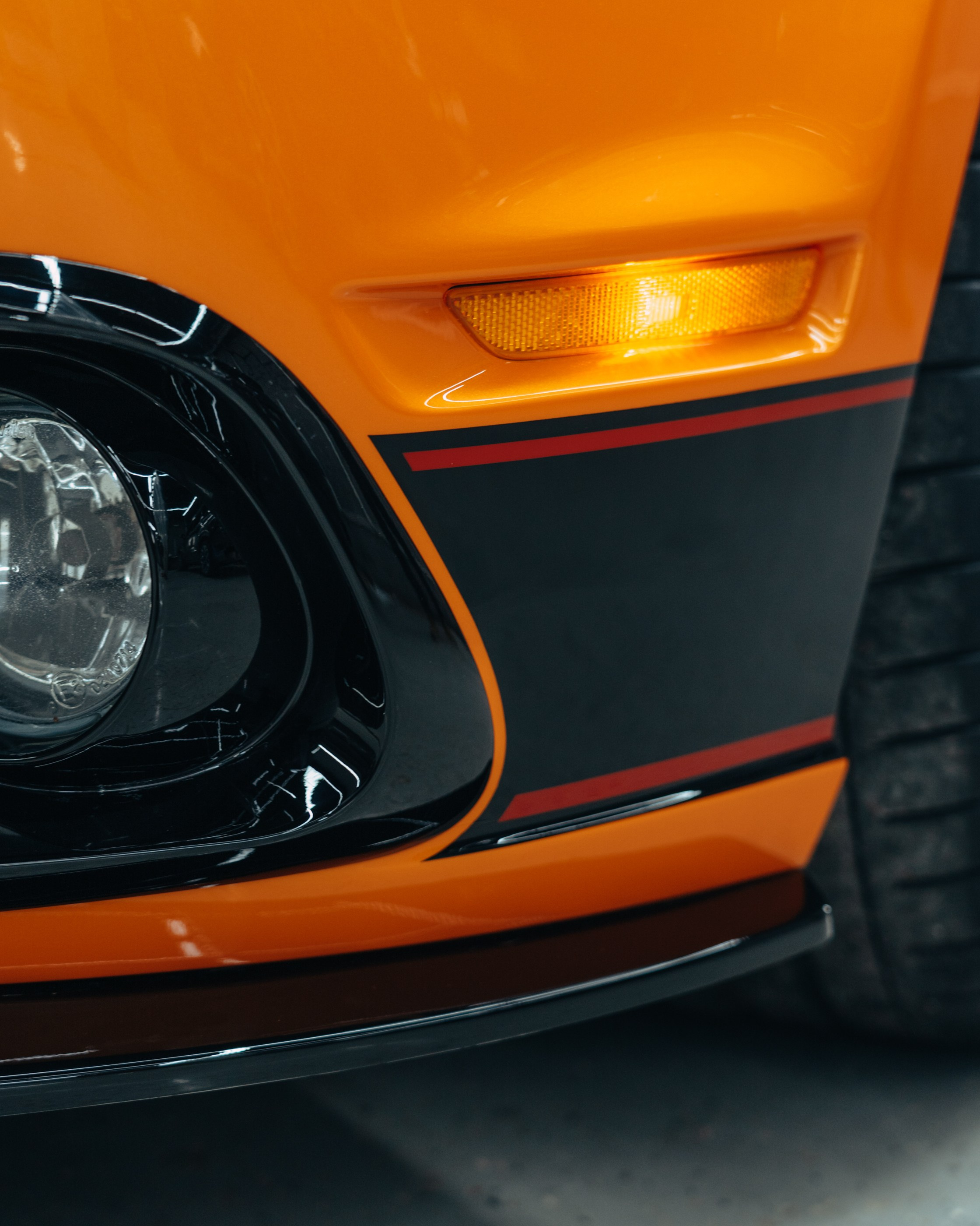 Ford Mustang Roush оранжевый окрас кузова и выкрас полос. DeLorein