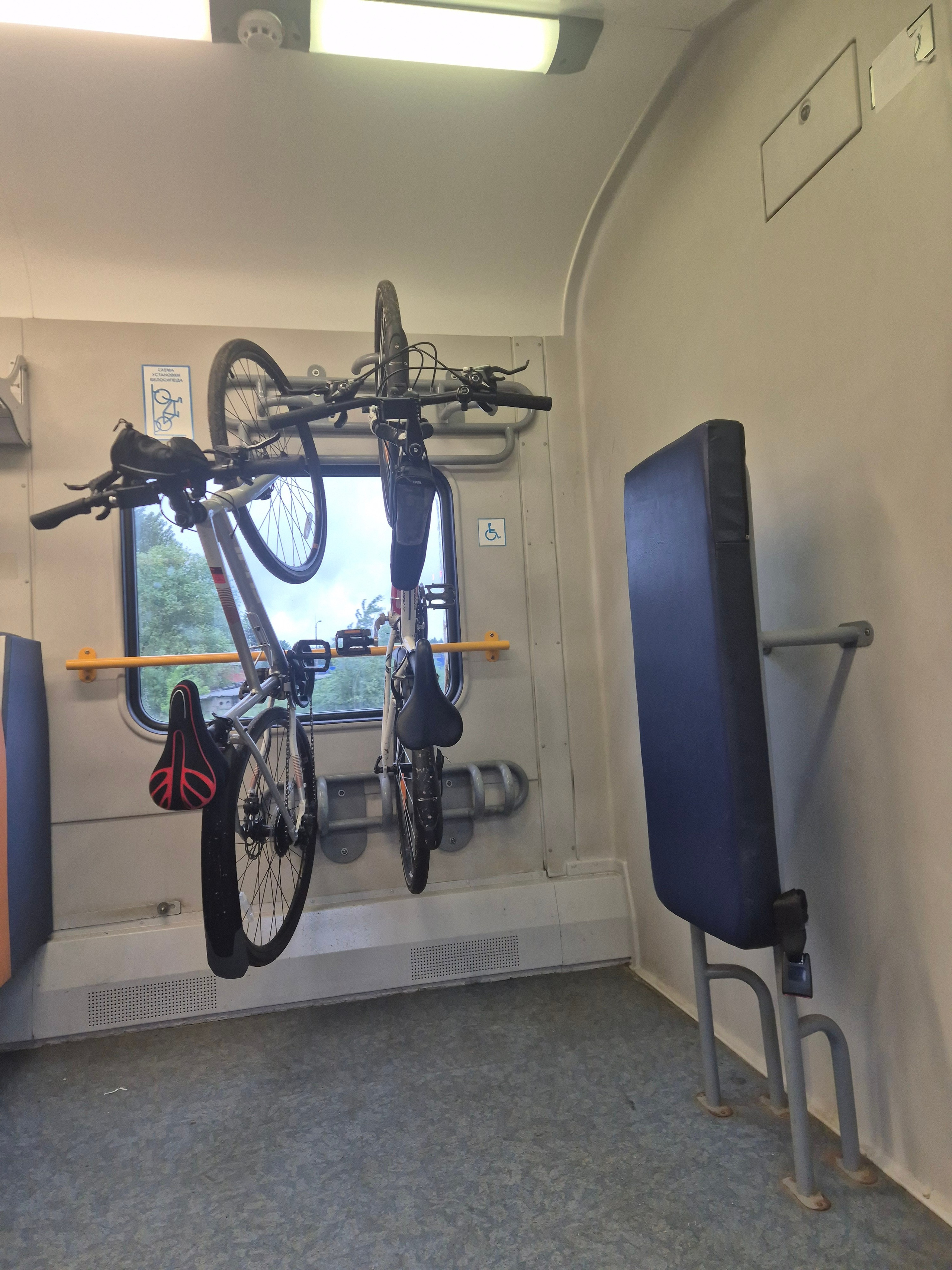 Обратный путь проделали уже на закате на электричке (больше часа) от Дубны