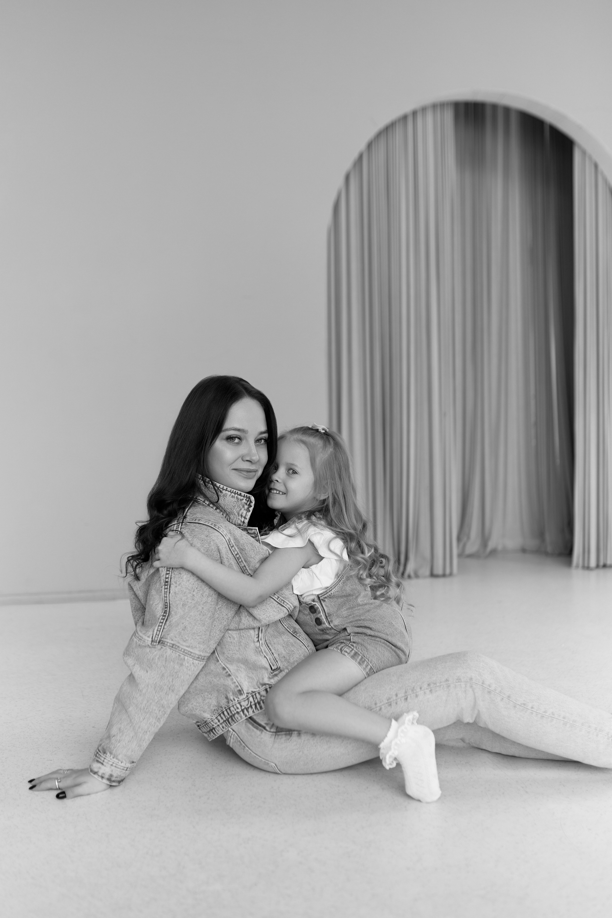 Семейная съемка в фотостудии. Сестры Карабаза. Фотографы и ретушеры в Москве и Санкт-Петербурге