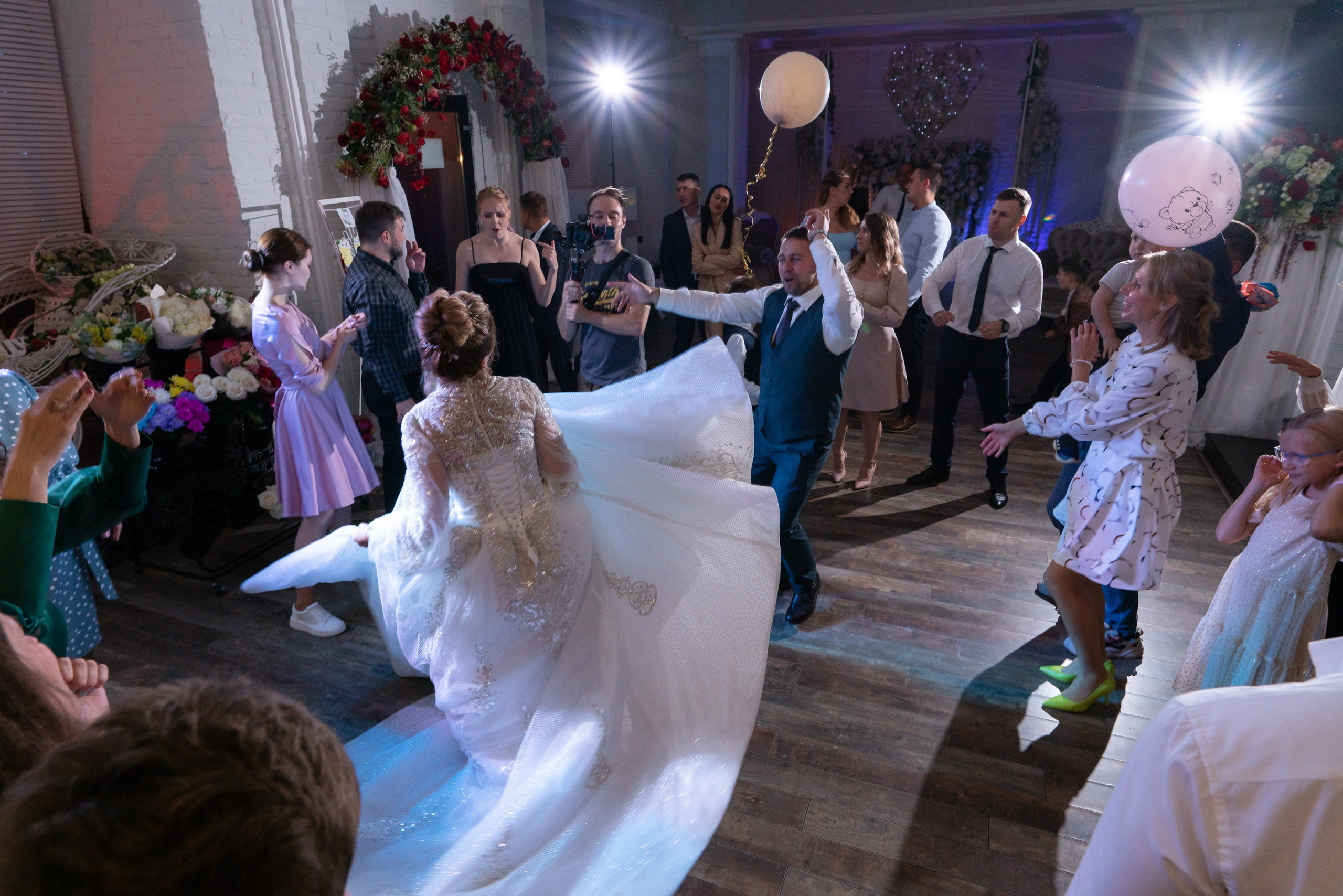 Невеста танцует на свадебном банкете