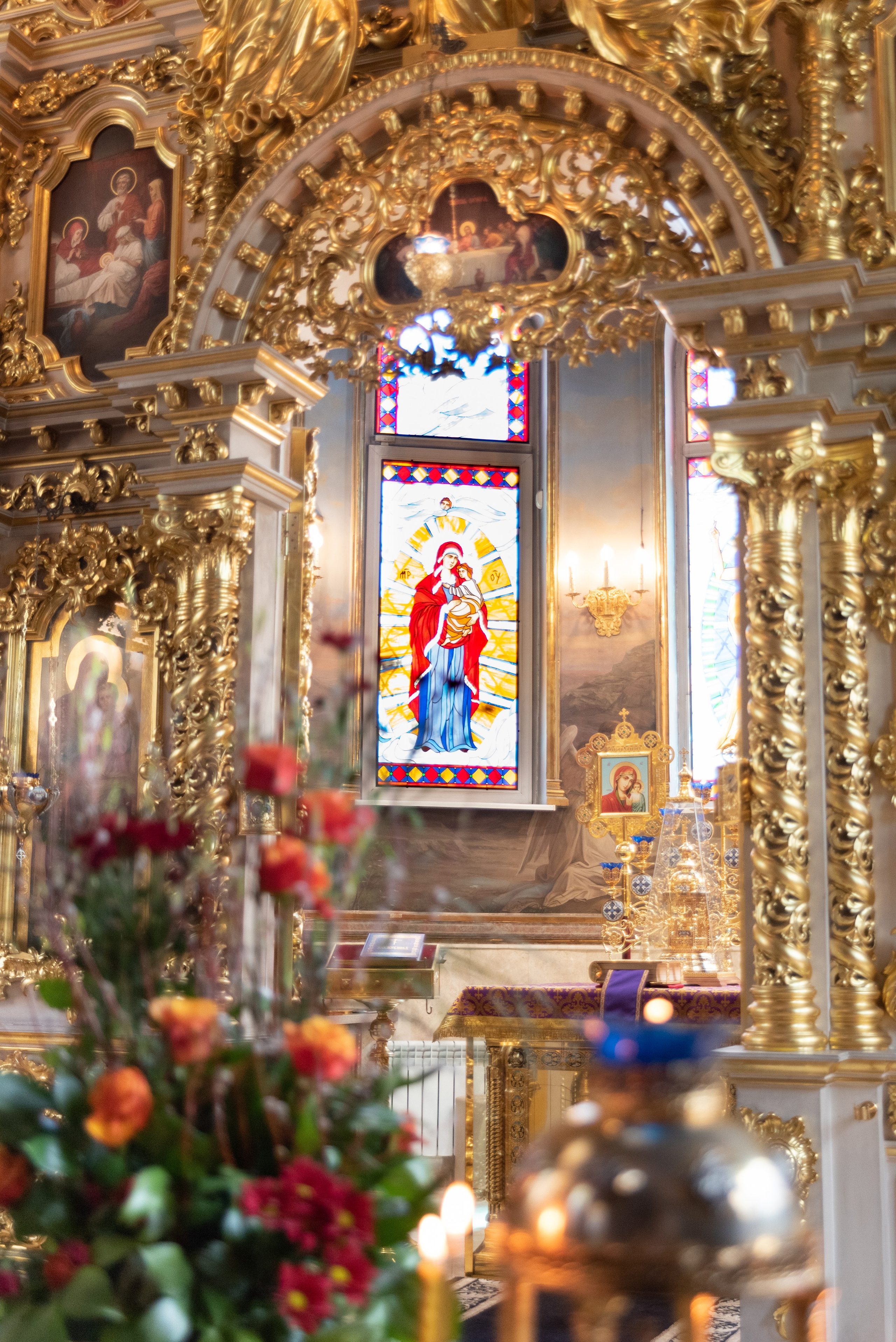 Алтарь и витражные окна православного храма - фотограф Оксана Лавренюк