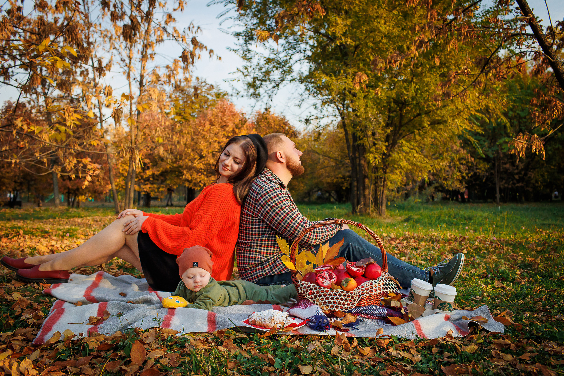 Осенняя семейная фотосессия в парке Алматы. Свадебный и семейный фотограф Алматы Владимир Акуленко