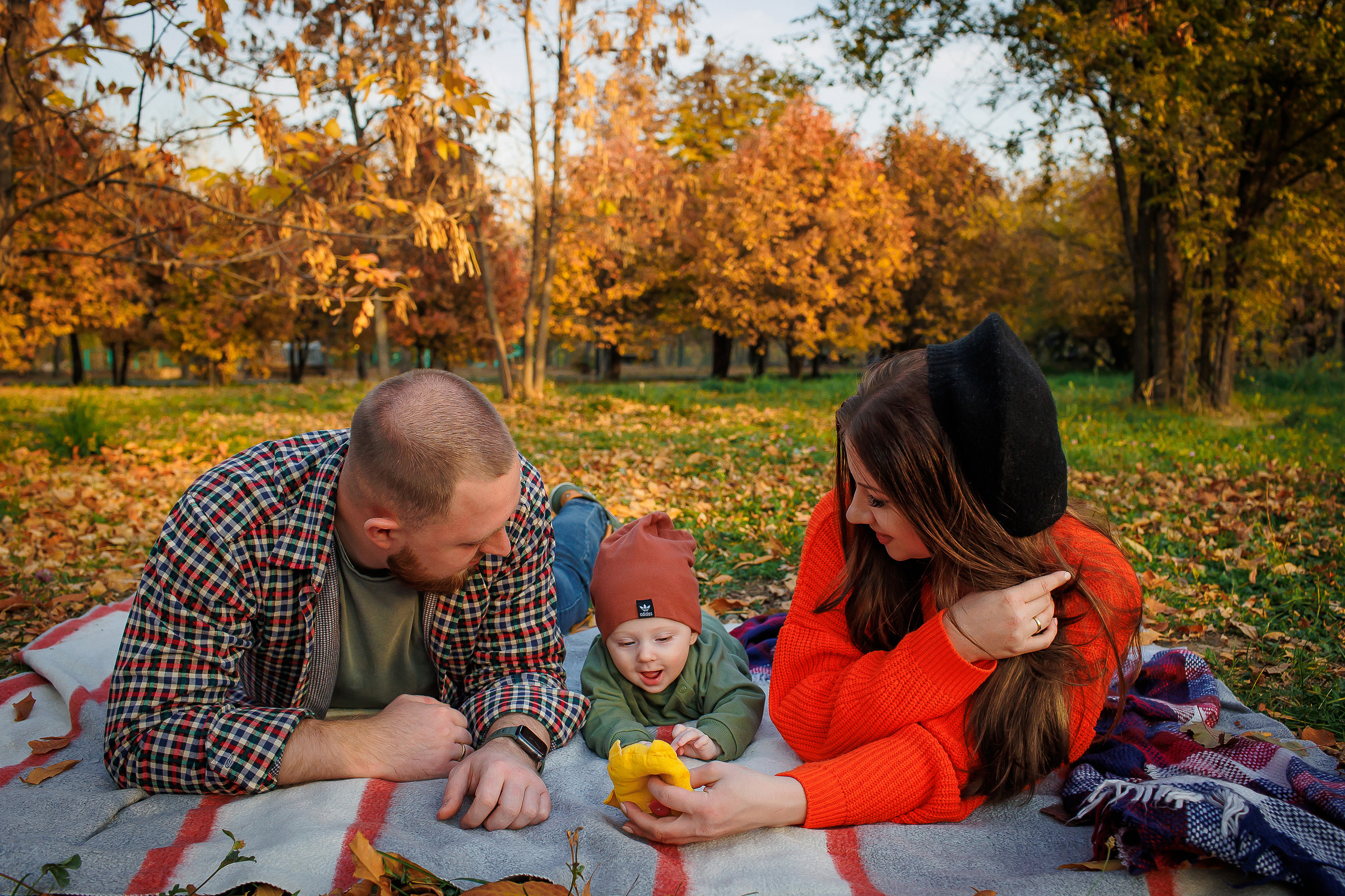 Осенняя семейная фотосессия в парке Алматы. Свадебный и семейный фотограф Алматы Владимир Акуленко