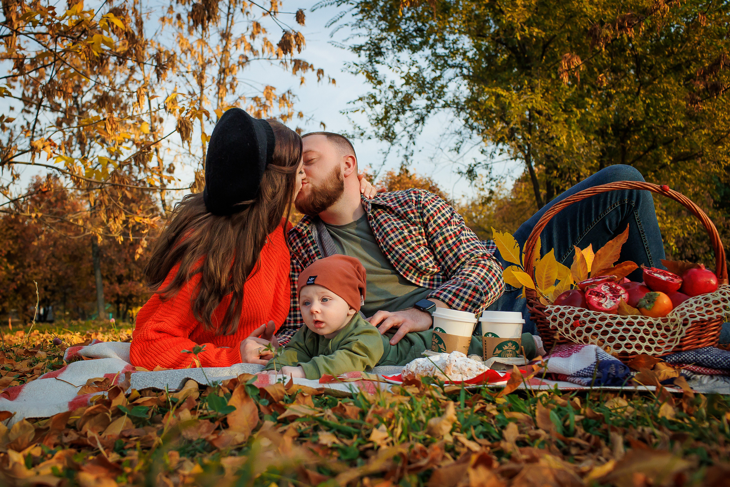Осенняя семейная фотосессия в парке Алматы. Свадебный и семейный фотограф Алматы Владимир Акуленко