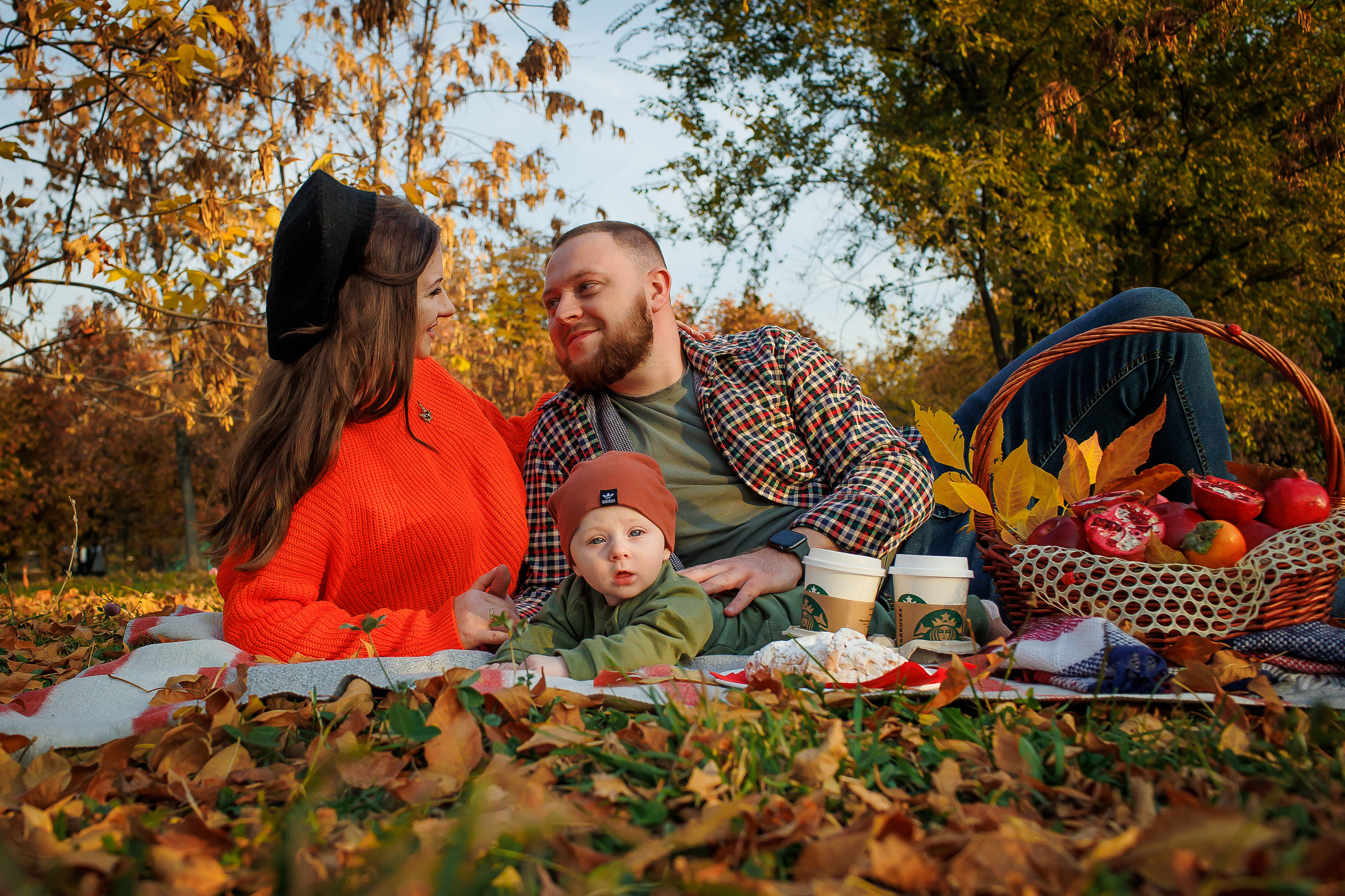 Осенняя семейная фотосессия в парке Алматы. Свадебный и семейный фотограф Алматы Владимир Акуленко