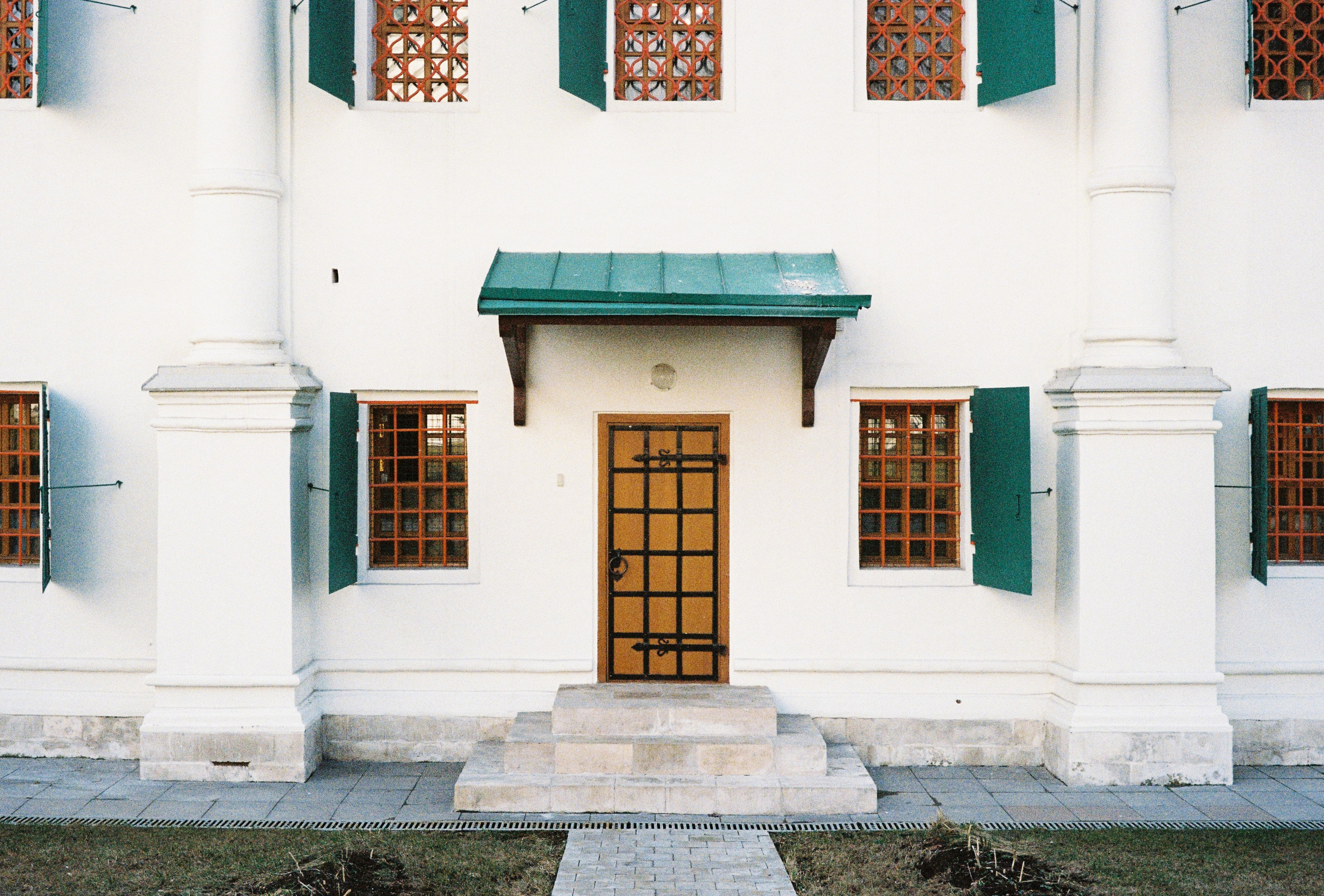 Вид на здание с дверью и окнами в Новодевичьем монастыре в Москве