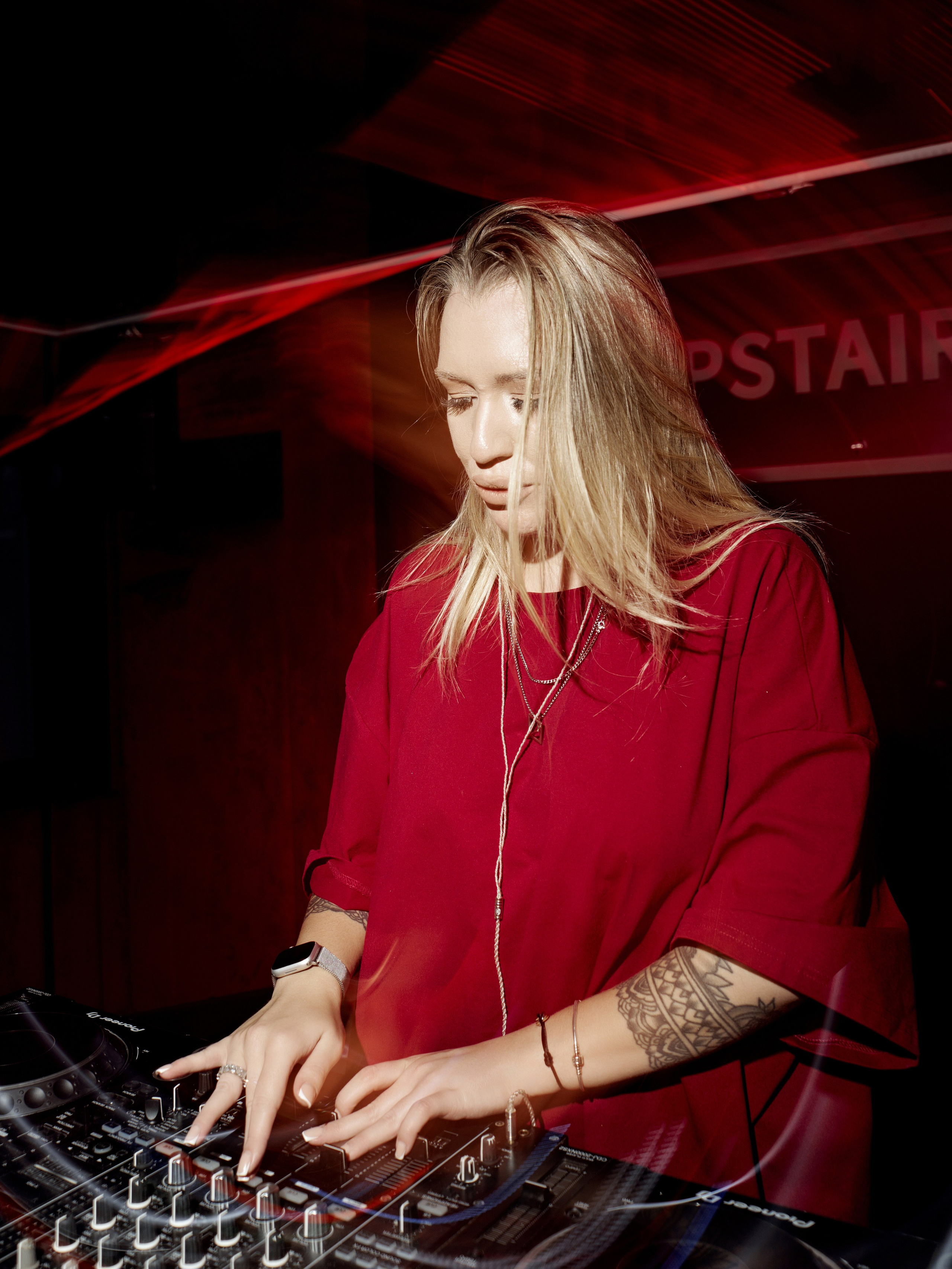 CLUB. NOIZOMAX Художественный фотограф в Дубай