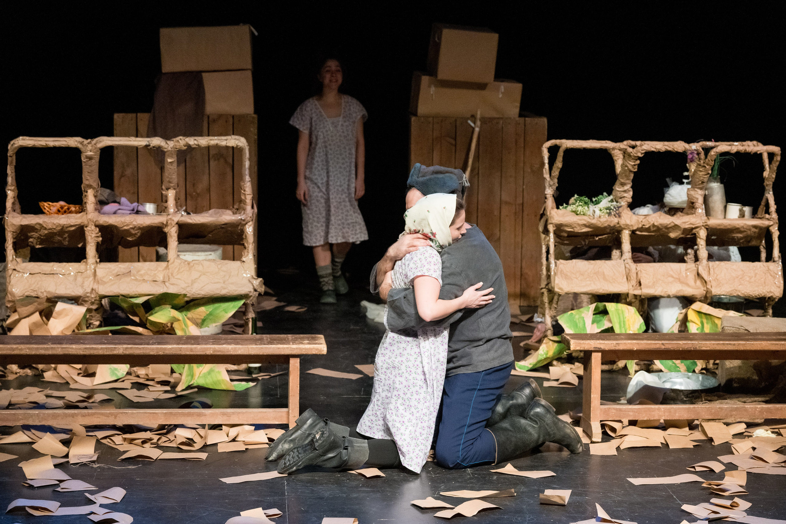 Репортажная фотосъемка в театре - момент из спектакля «Очень простая история»