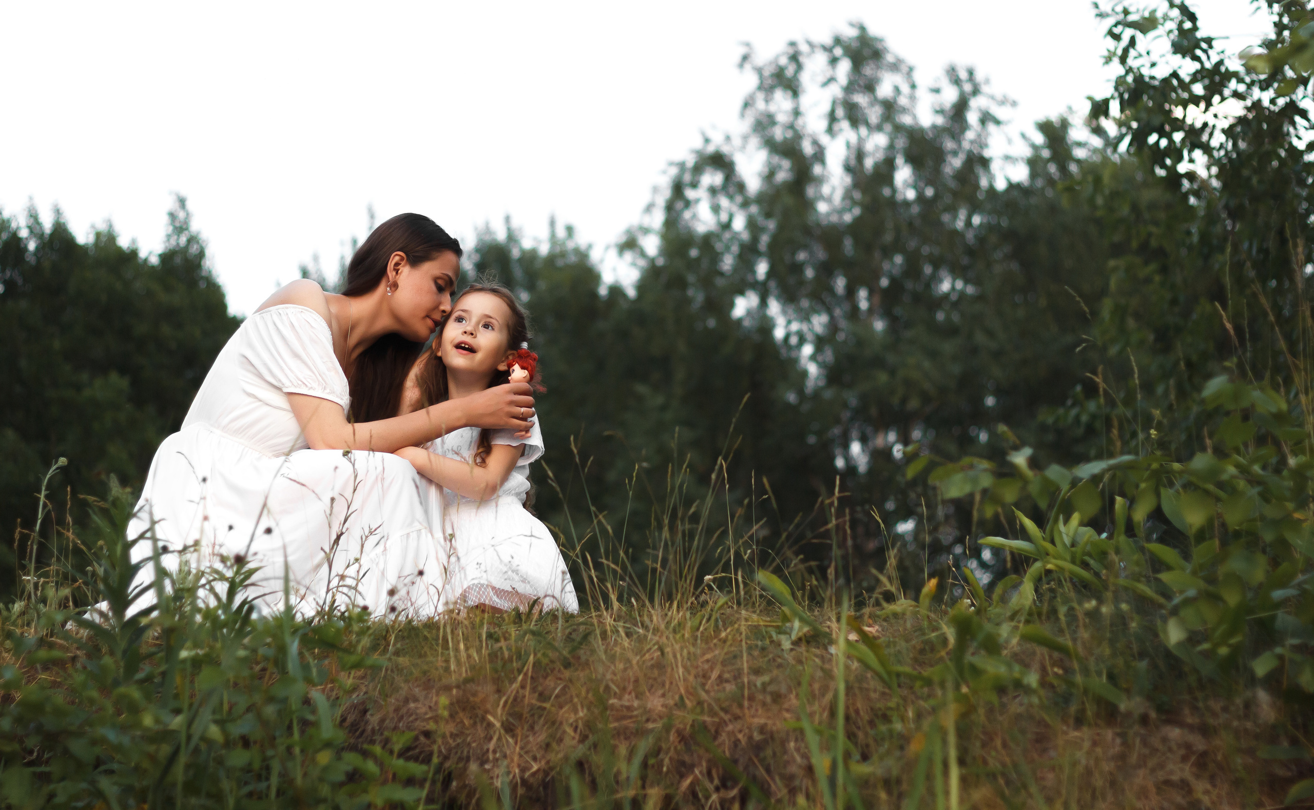 Семейная фотосессия мамы и дочки на закате на заливе