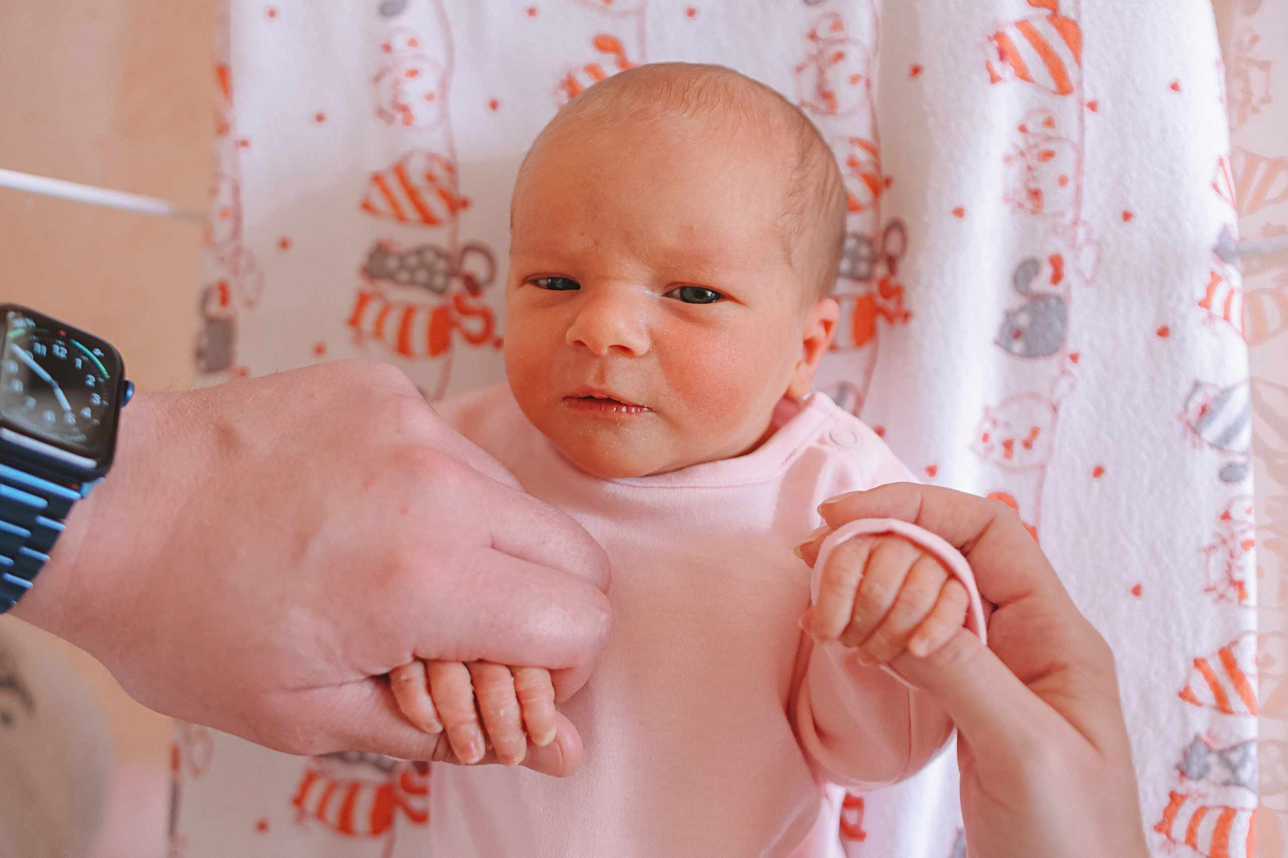 Выписка палата+внизу ПЦЭ. Семейный фотограф Тюмень, фотограф на роды Салмина Мария