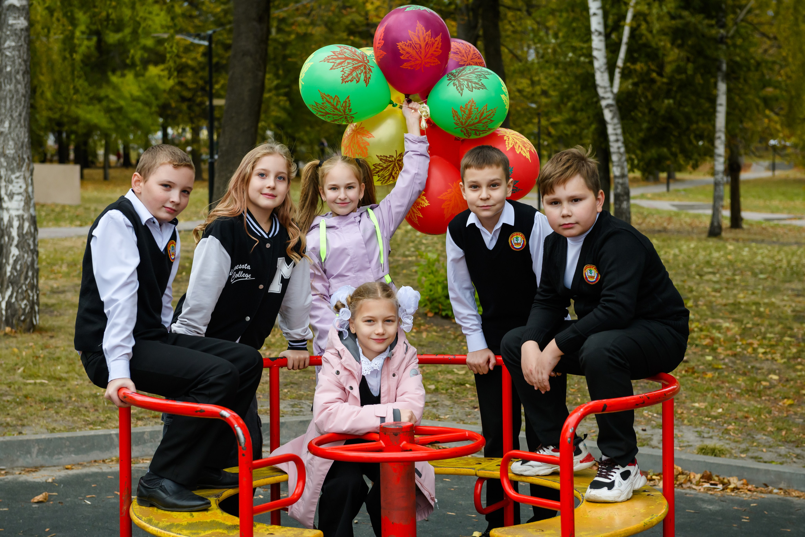 Четвероклассники позируют для школьного альбома. Выпускные альбомы в Курске