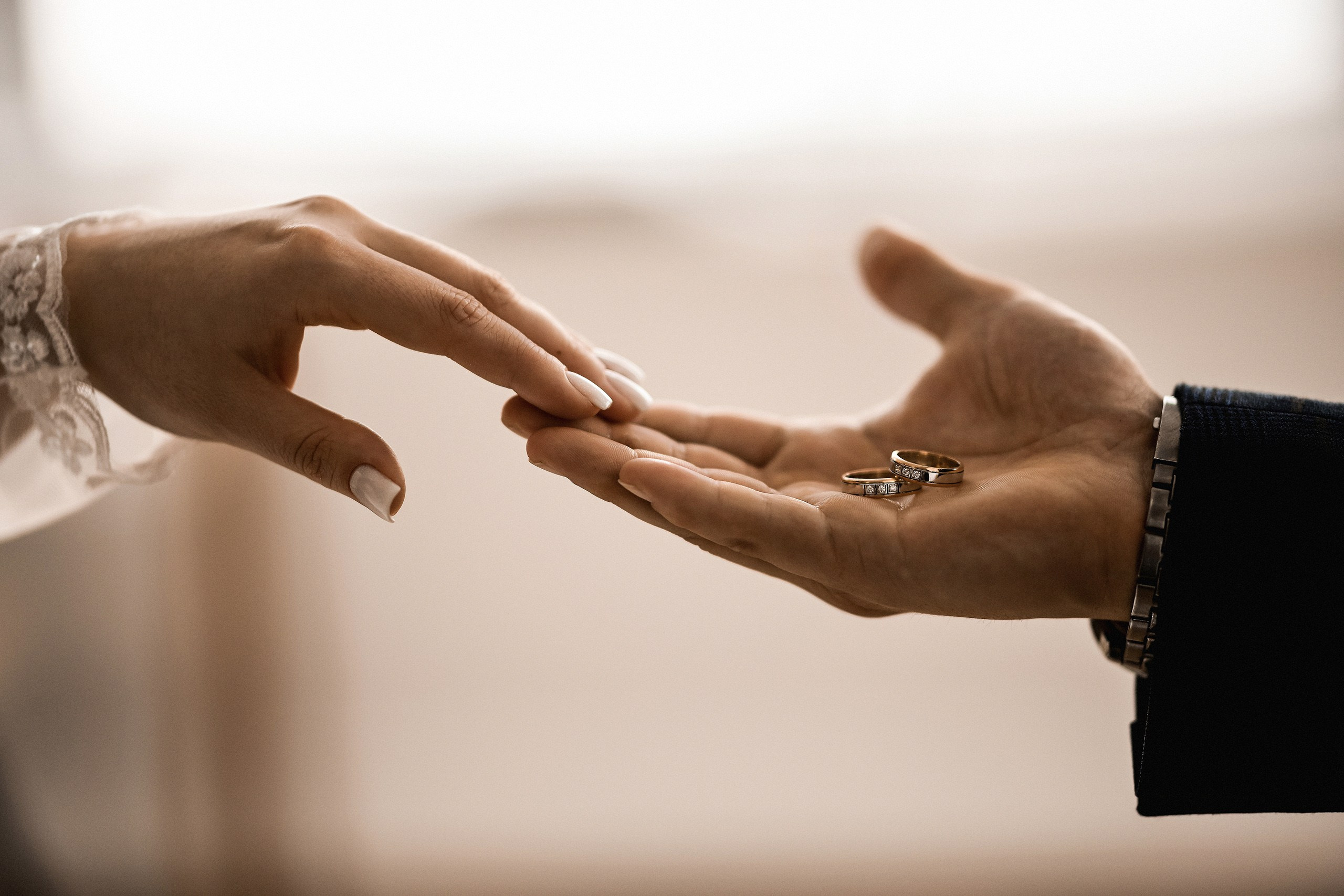 Зимняя свадьба: фотосессия невесты и жениха в студии и на улице. 📸 Свадебный и семейный фотограф в Красноярске Тихомиров Евгений | 17 лет опыта | 800+ свадеб