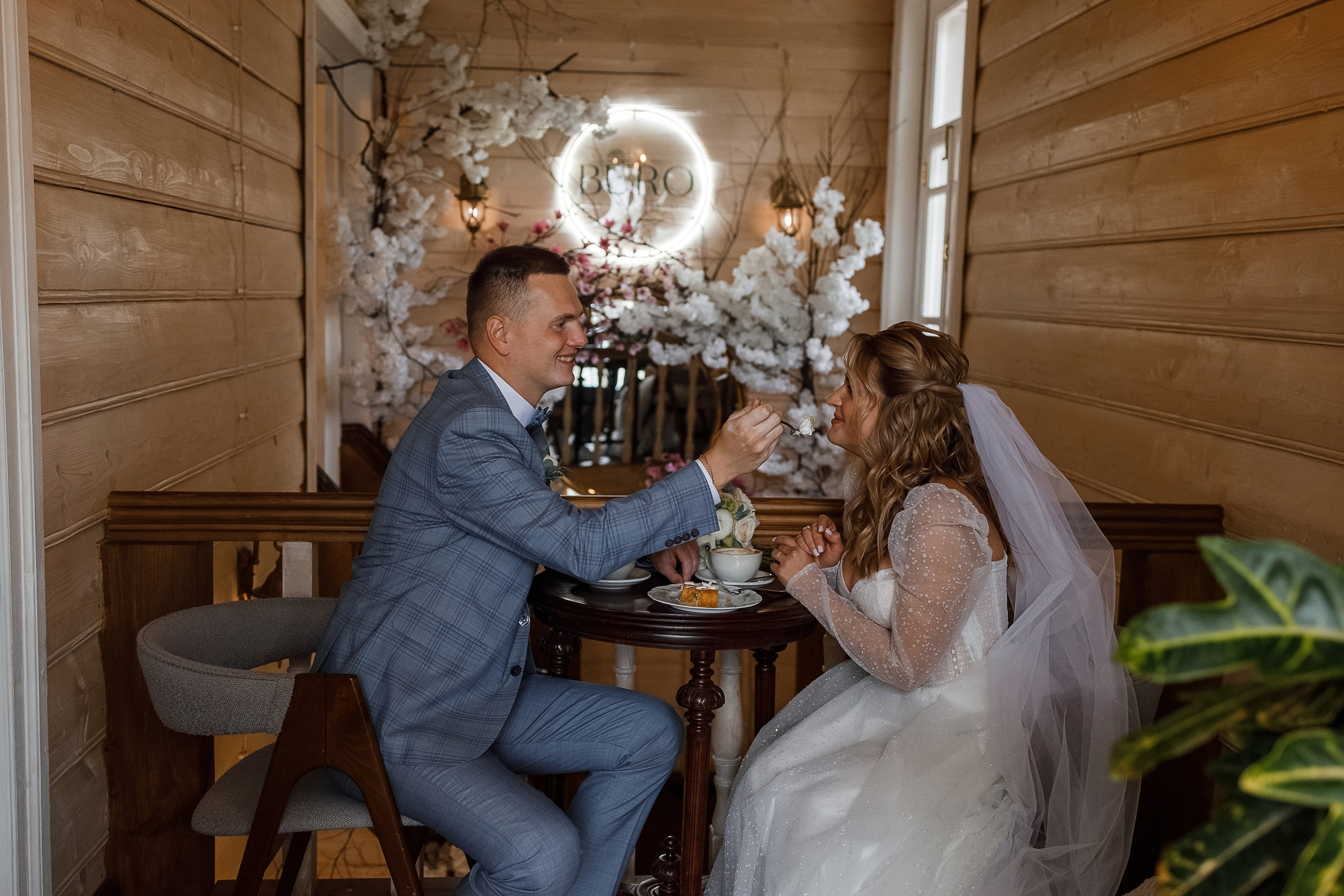 Трогательная выездная церемония в уютном дворике отеля. Олег Сверчков | Свадебный фотограф Вологда