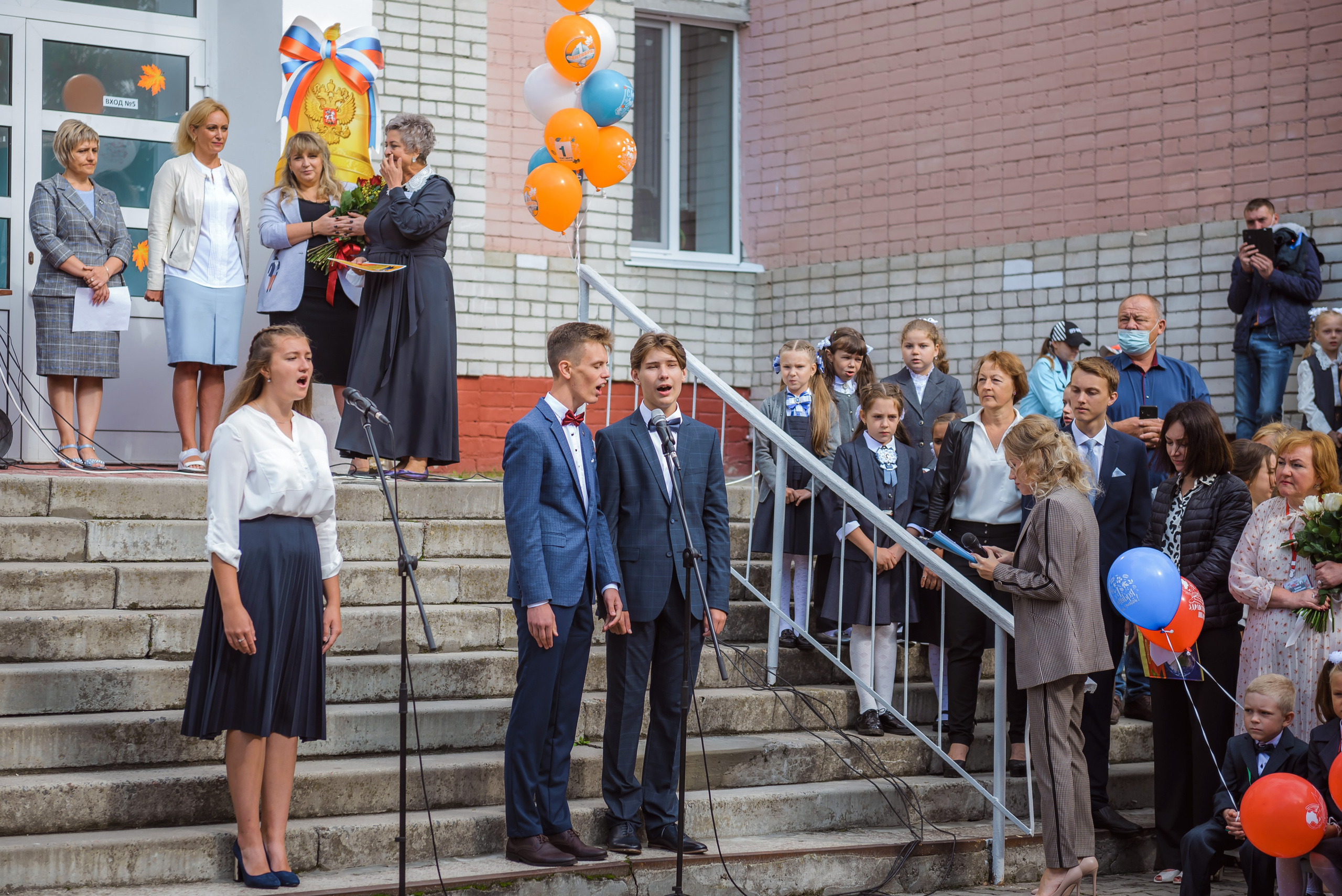 Линейка 11-е классы 2023. Фотограф Галина Лисанова, г. Брянск