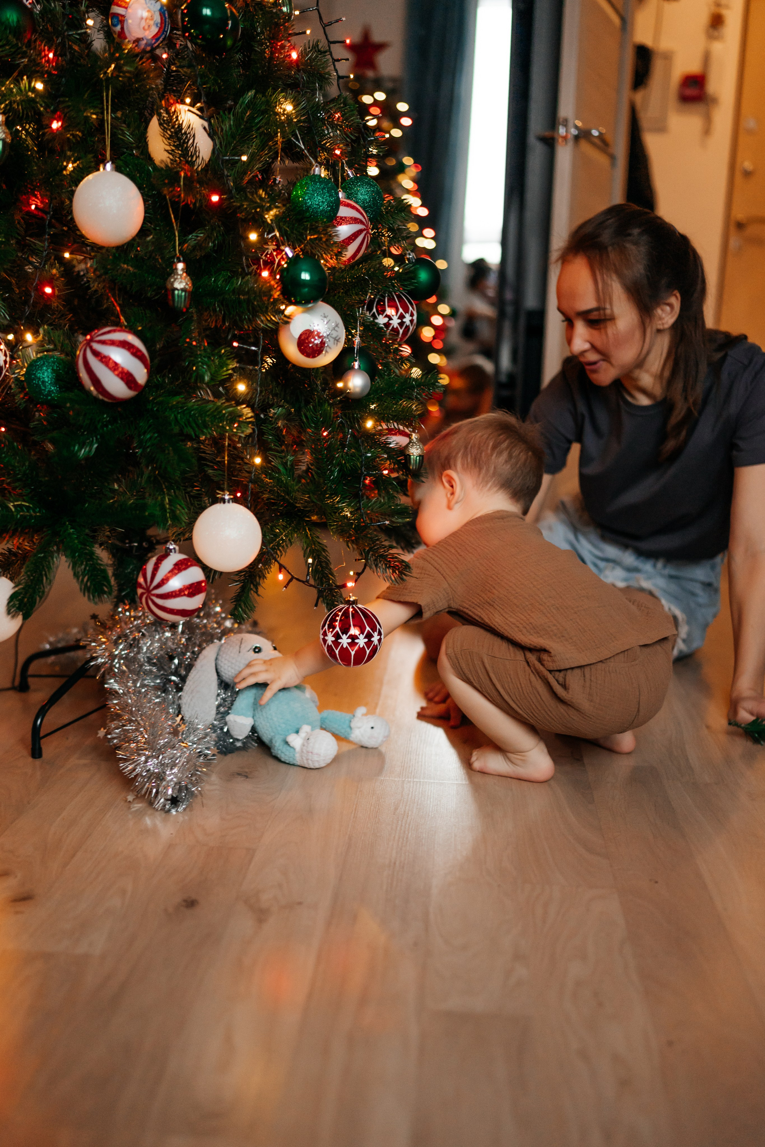 Украшаем ёлочку. Малыш Костя. Семейный фотограф в Москве Ирина Жур