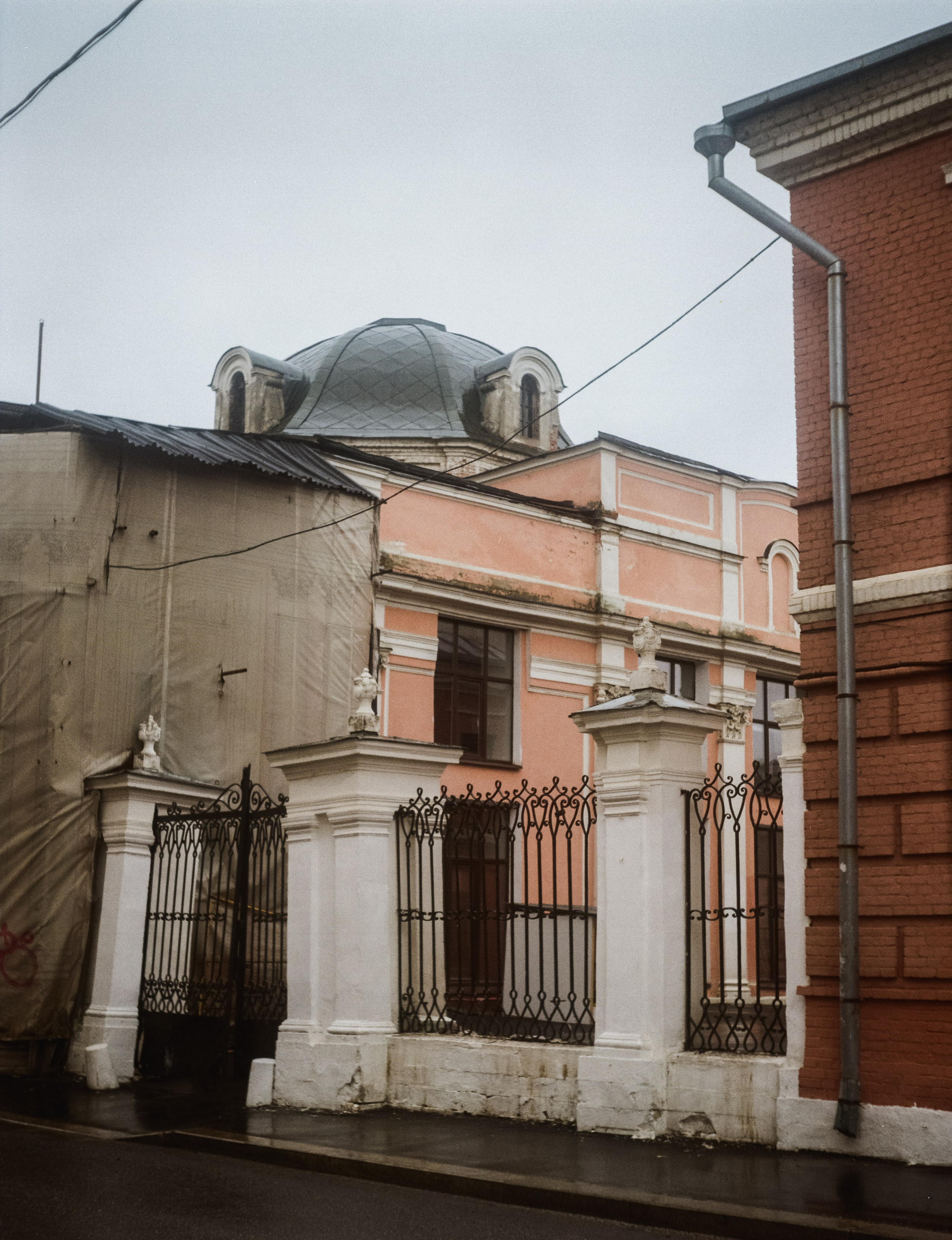 Ул. Большая Полянка и Музей Тропинина / Kodak Gold 200 / Konishiroku Pearl II