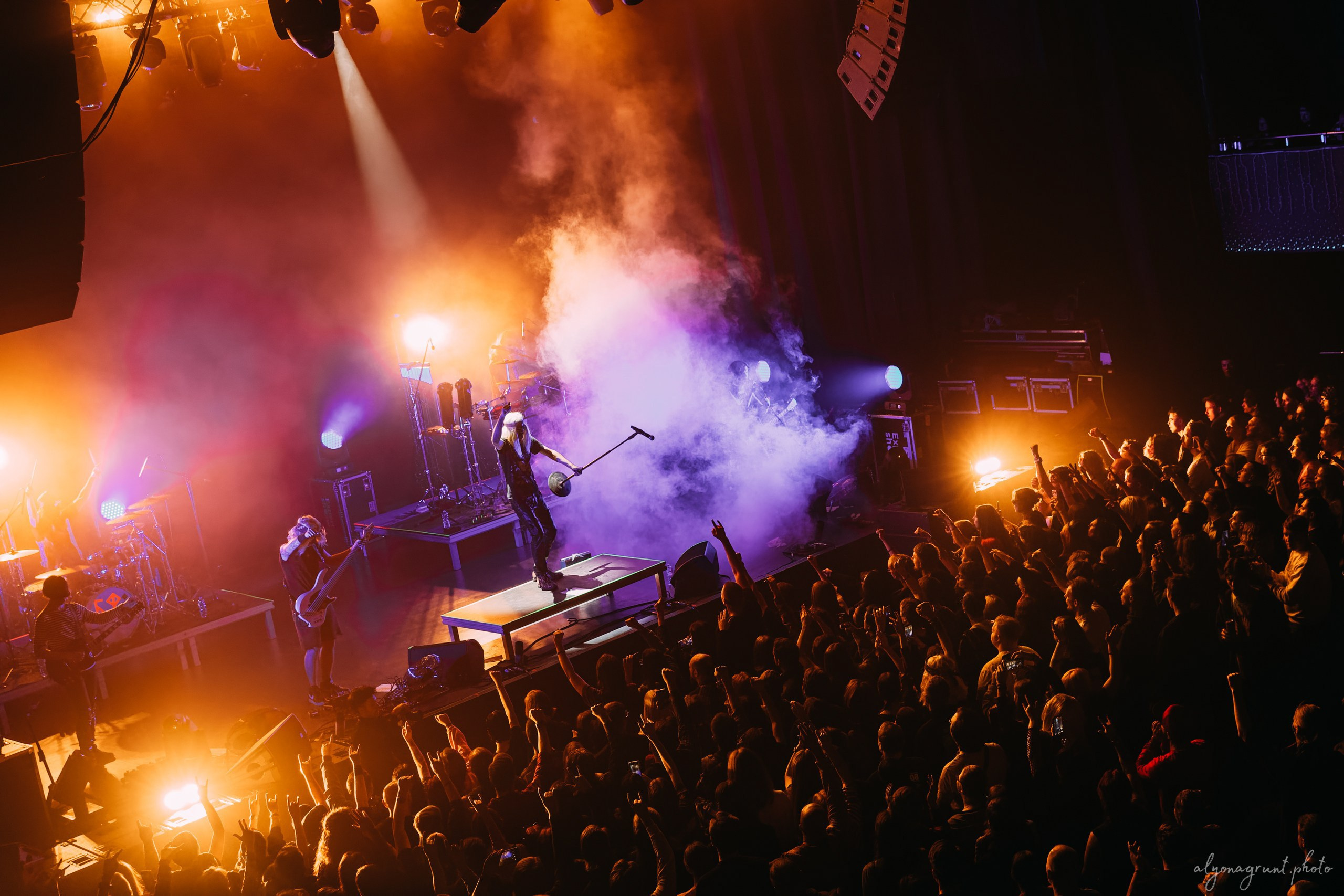 Багровый Фантомас, фоторепортаж, СПб, BASE, 14.12.2025. Алена Адрианова: фотограф в Санкт-Петербурге