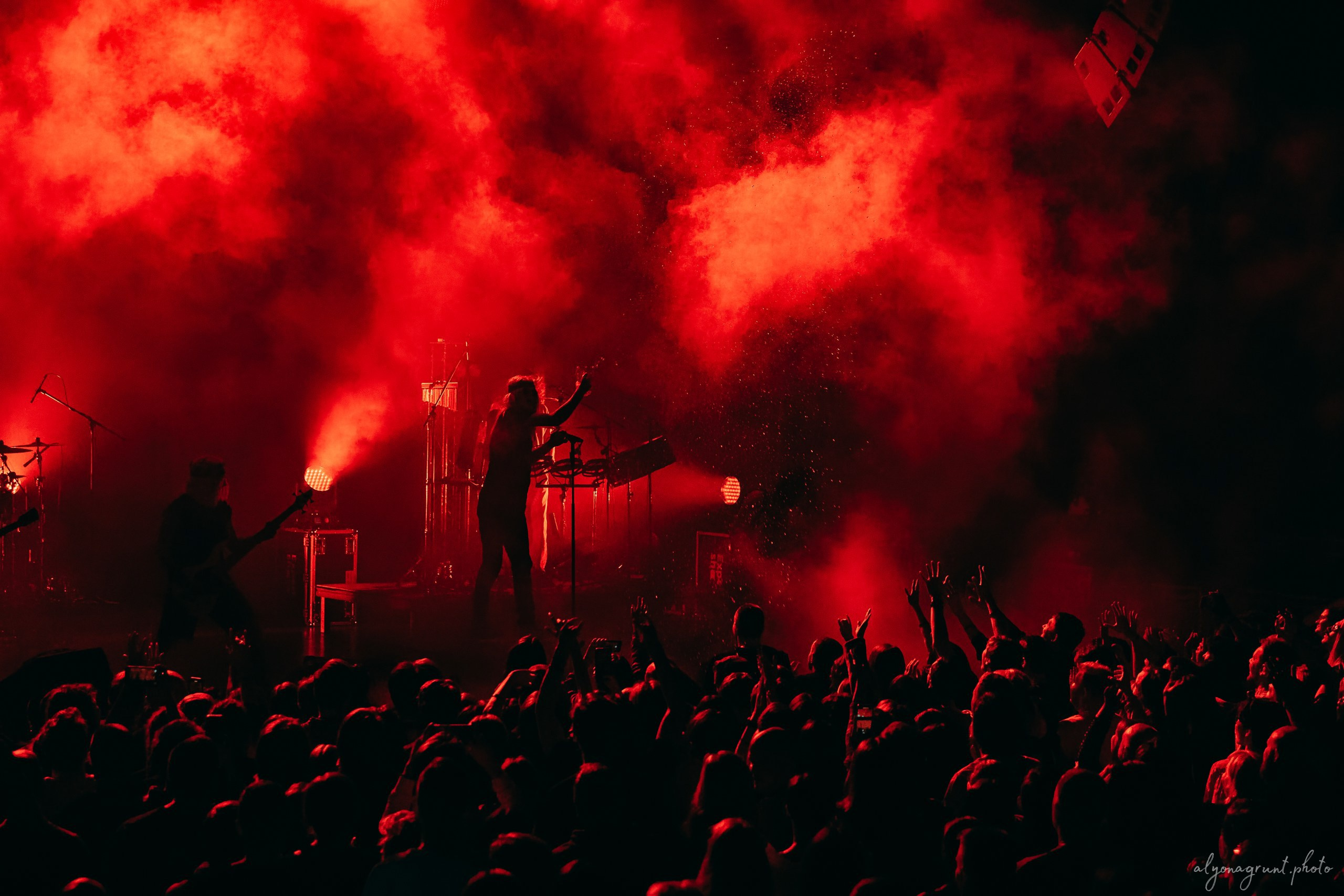 Багровый Фантомас, фоторепортаж, СПб, BASE, 14.12.2025. Алена Адрианова: фотограф в Санкт-Петербурге