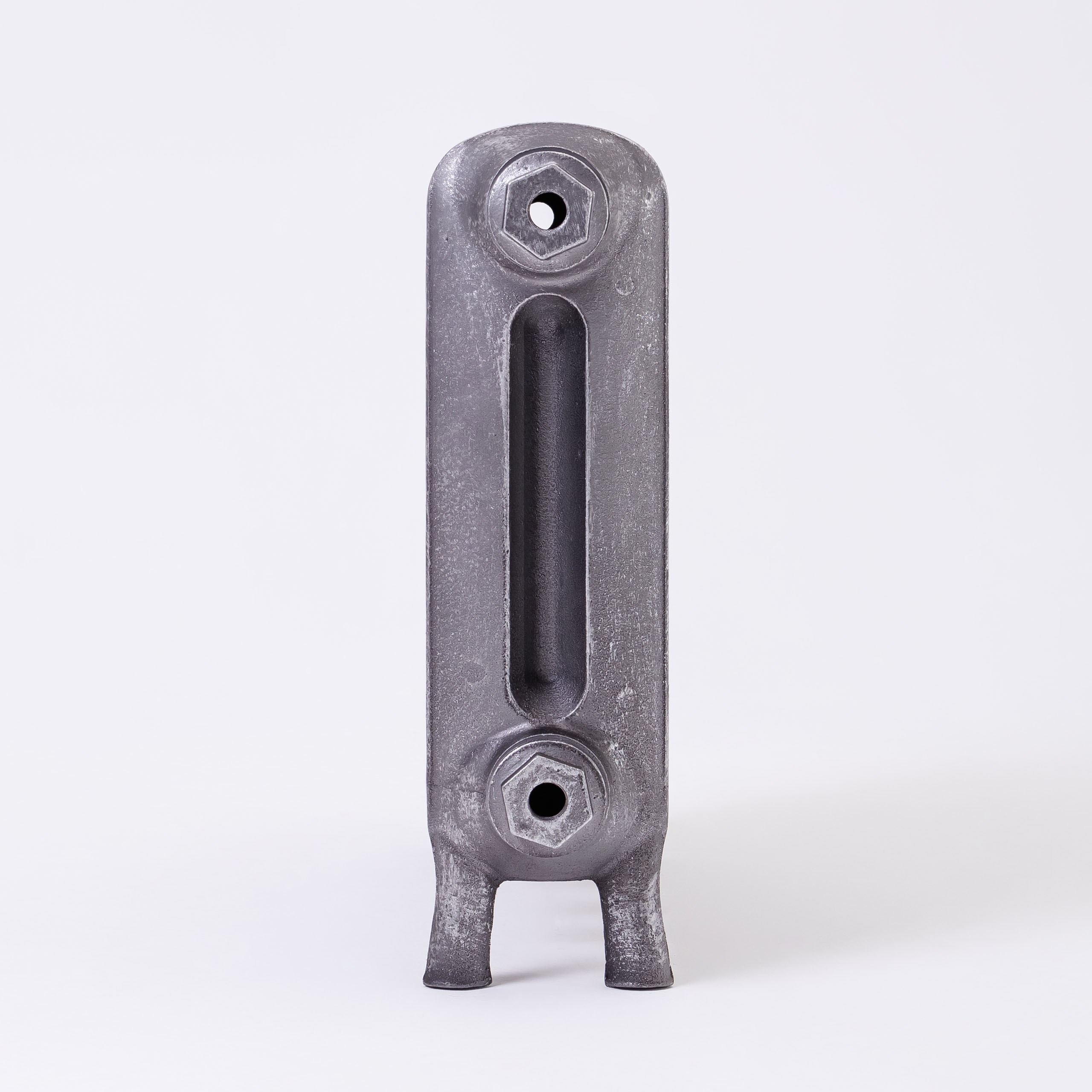 Предметные фотографии дизайнерских радиаторов отопления в стиле ретро