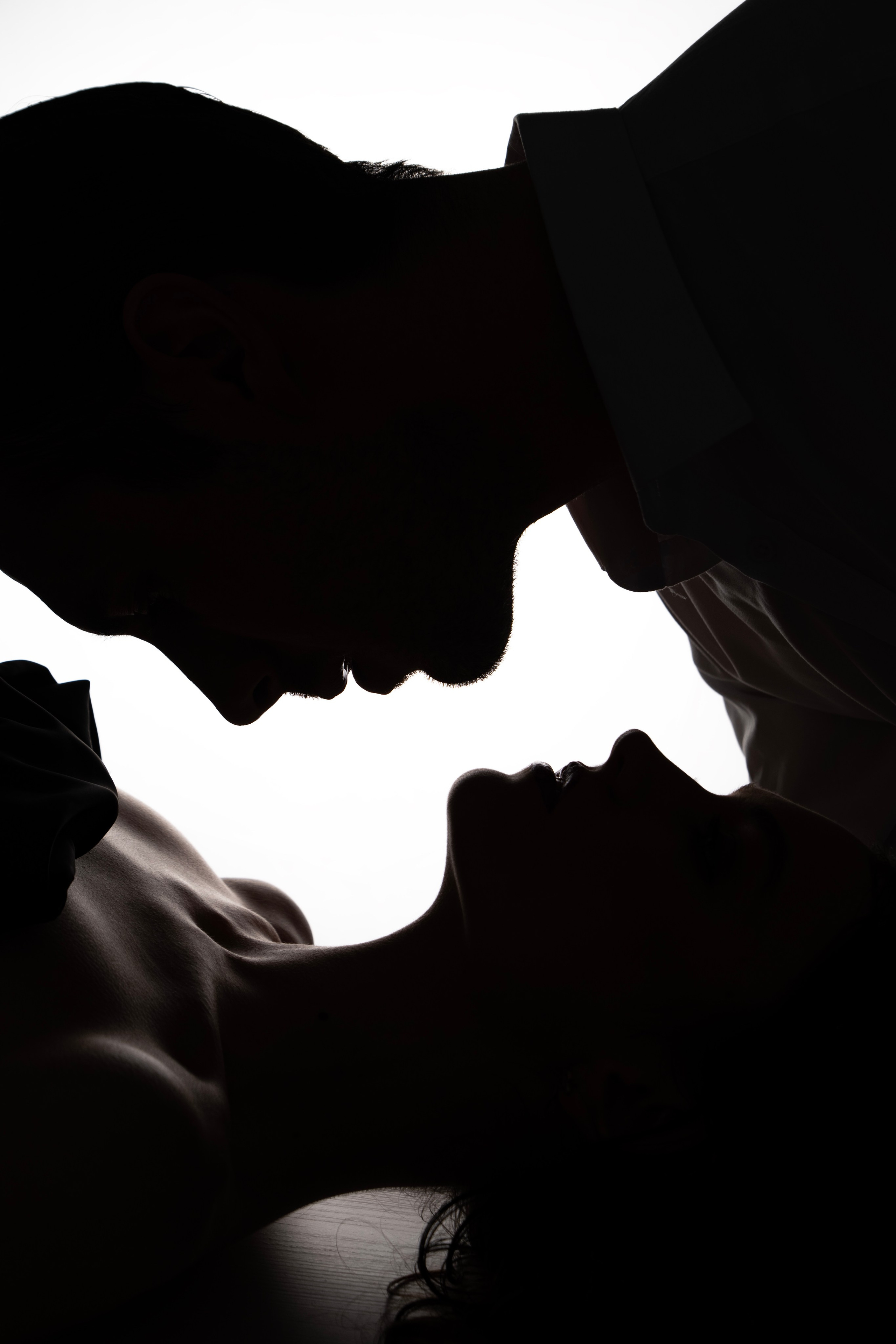 Темные очертания двух любовников