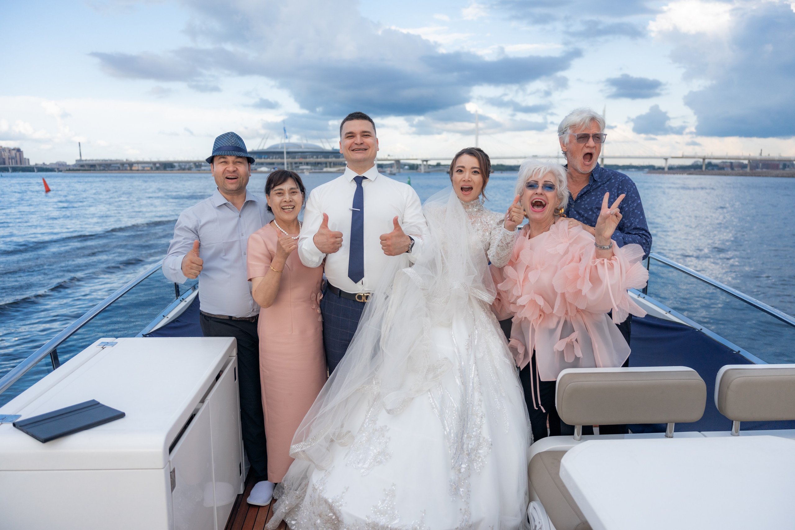 Свадебная фотосессия в Эрмитаже и на катере. Свадебный фотограф Александр Невский в Санкт-Петербурге