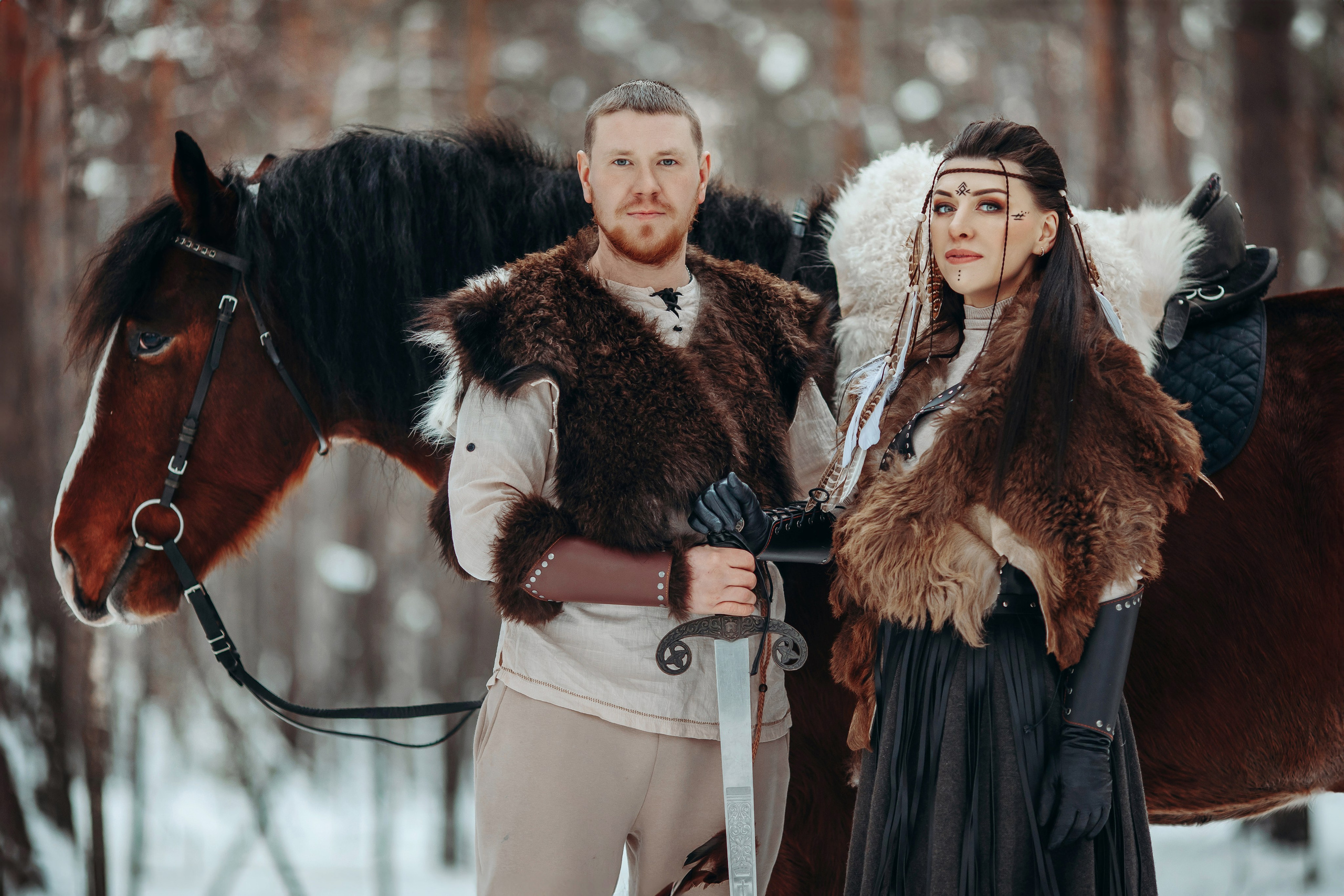 Образ воительницы: мех, украшение на голову, наручи, перчатки, юбка, меч. Образ воина: рубаха 48-50, наручи, мех. 