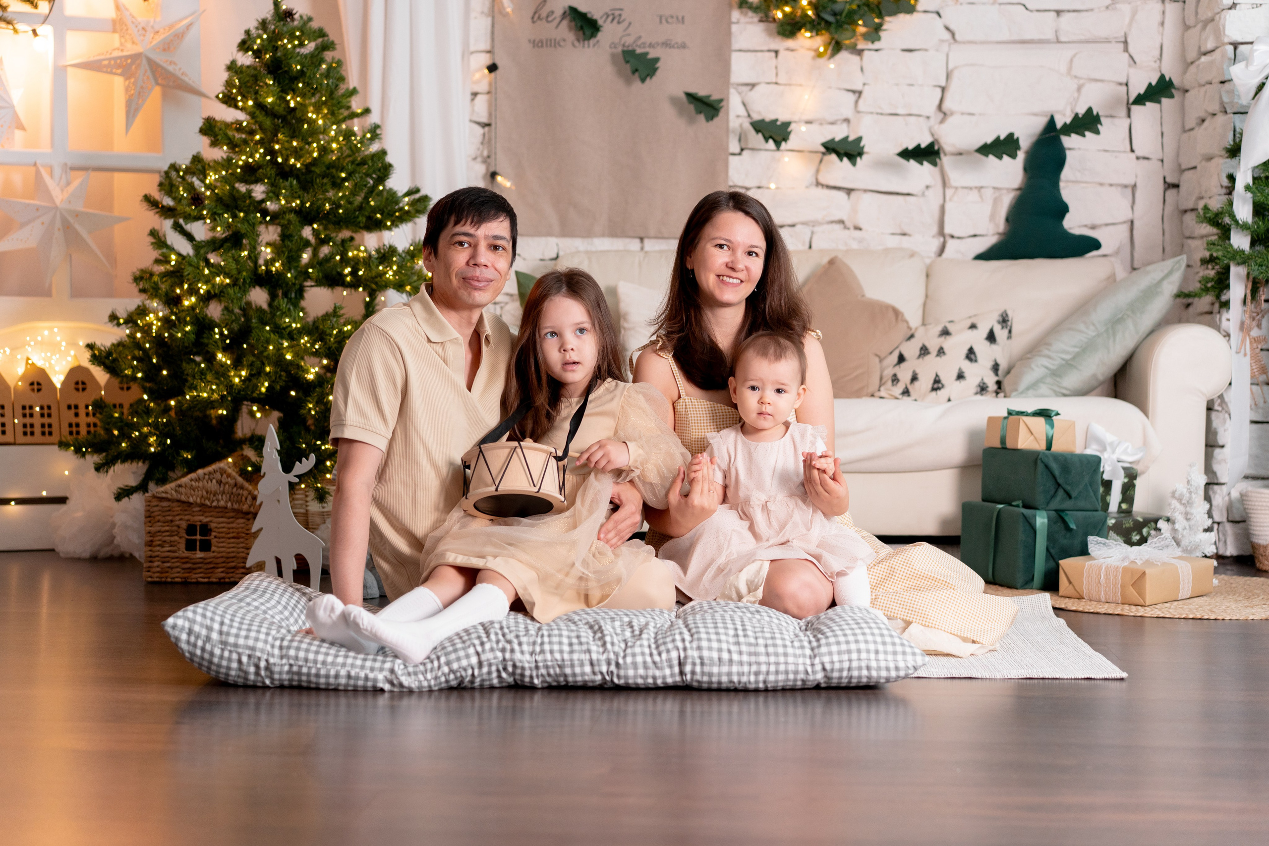 Оливия и Алина с мамой и папой. Детская, семейная фотостудия в Санкт-Петербурге