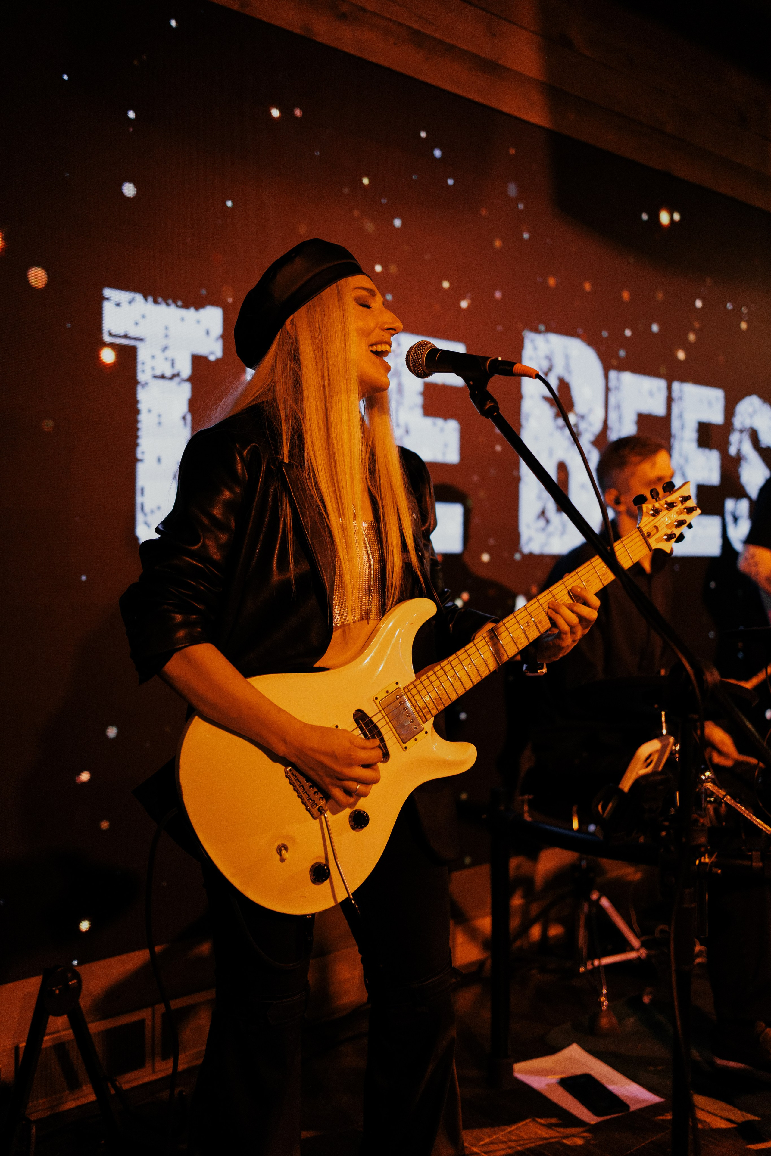 Cover band The Bees. Photographer in Turkey — Dari N