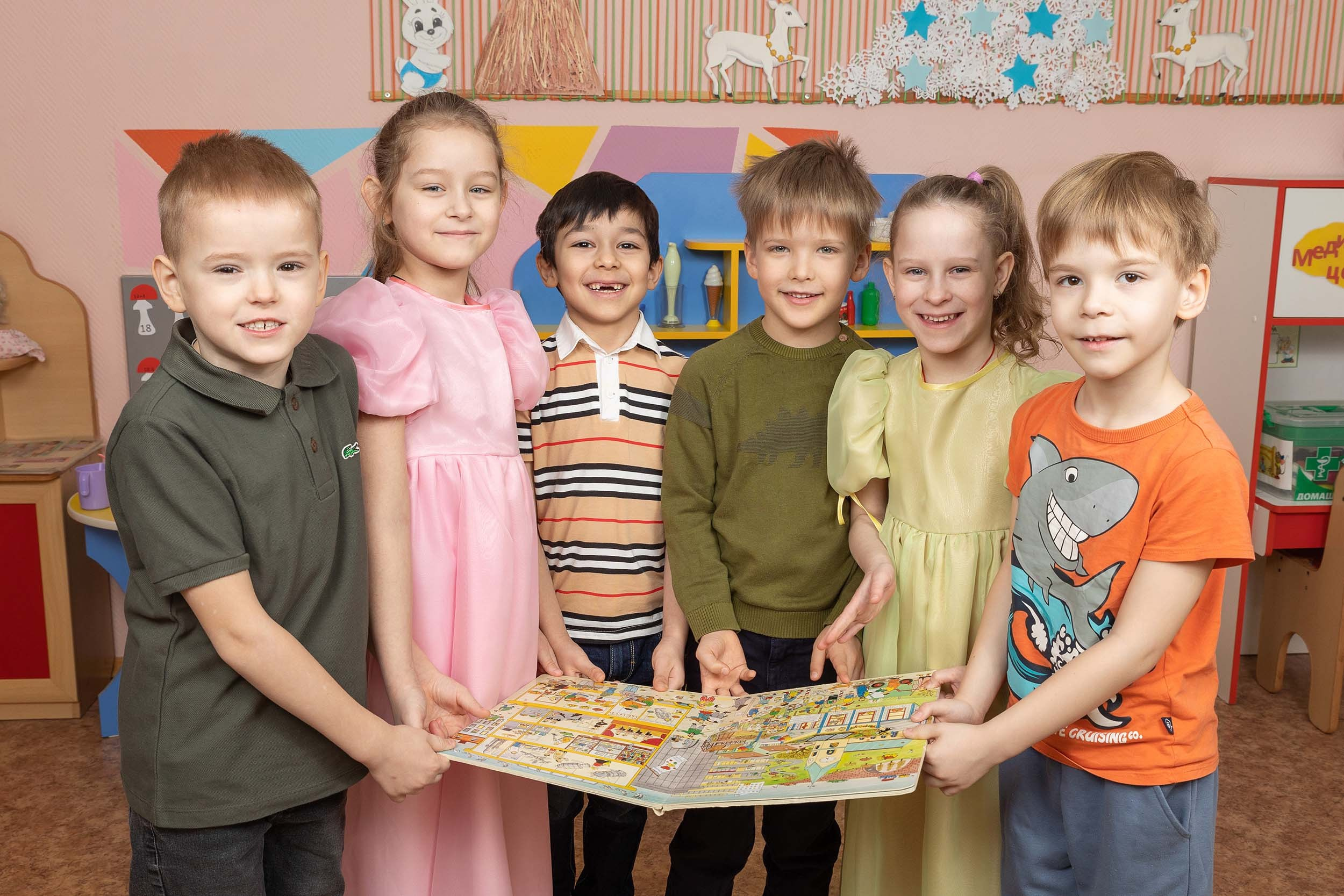 Групповые фотографии, фото с лучшим другом. Школьный и детсадовский фотограф Москва. Детский фотограф