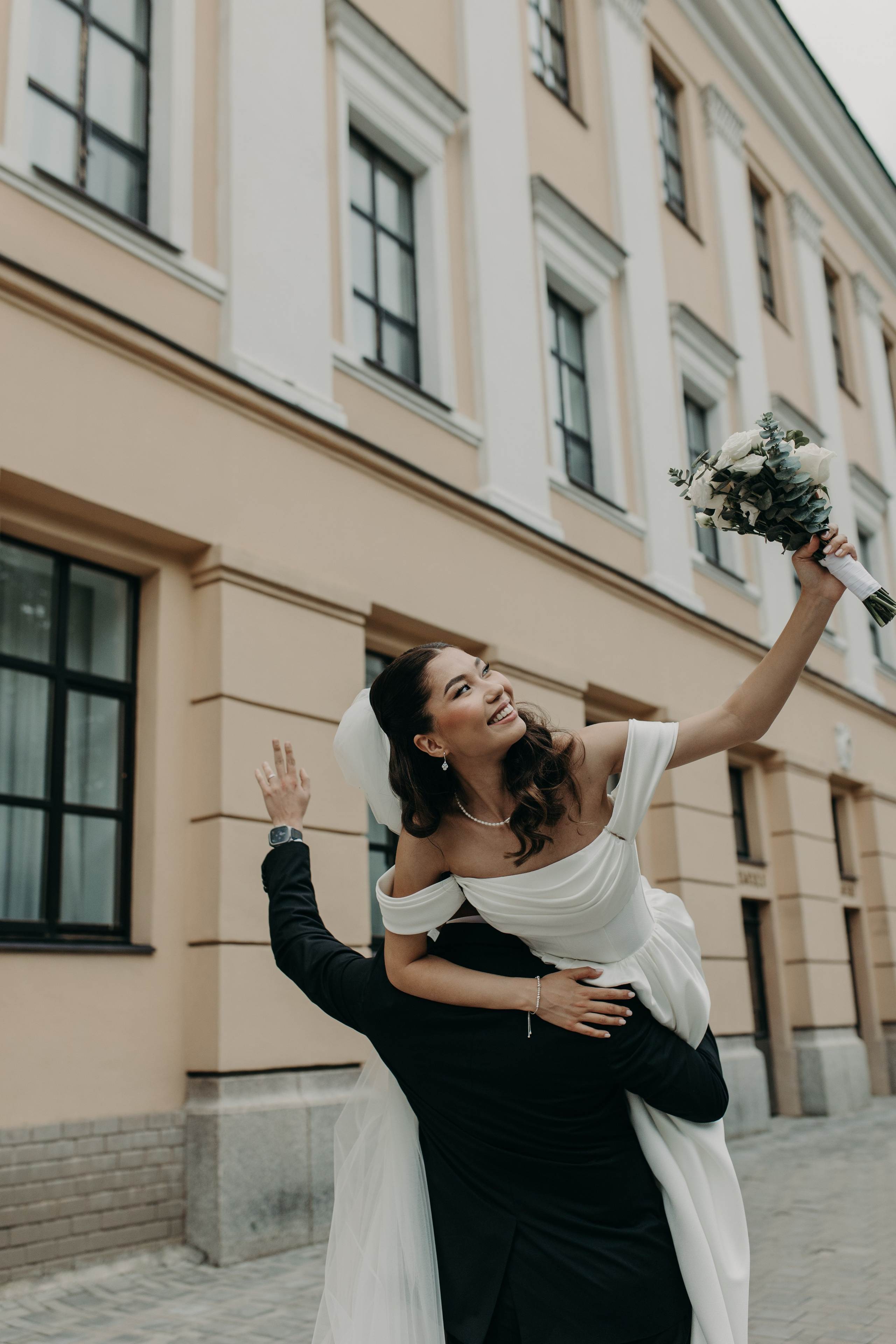 Прогулка и два бокала игристого…. Свадебный и семейный фотограф в Алматы Laura Dosmann