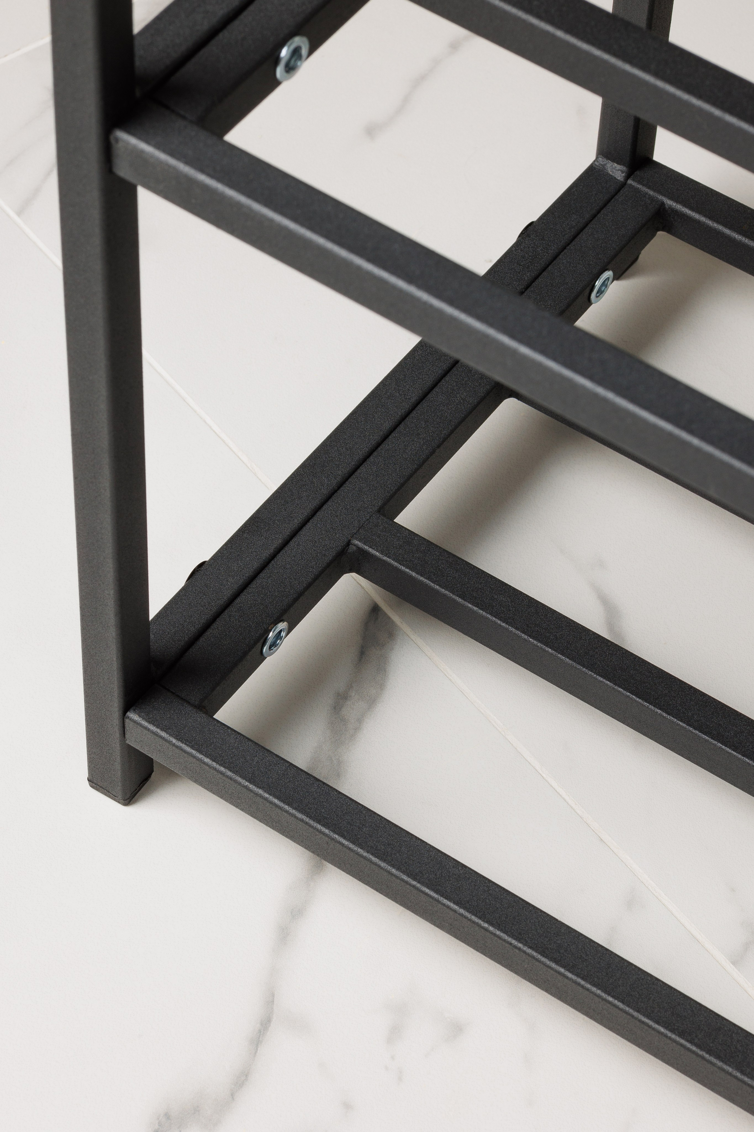 Крупный план металлической полки обувницы