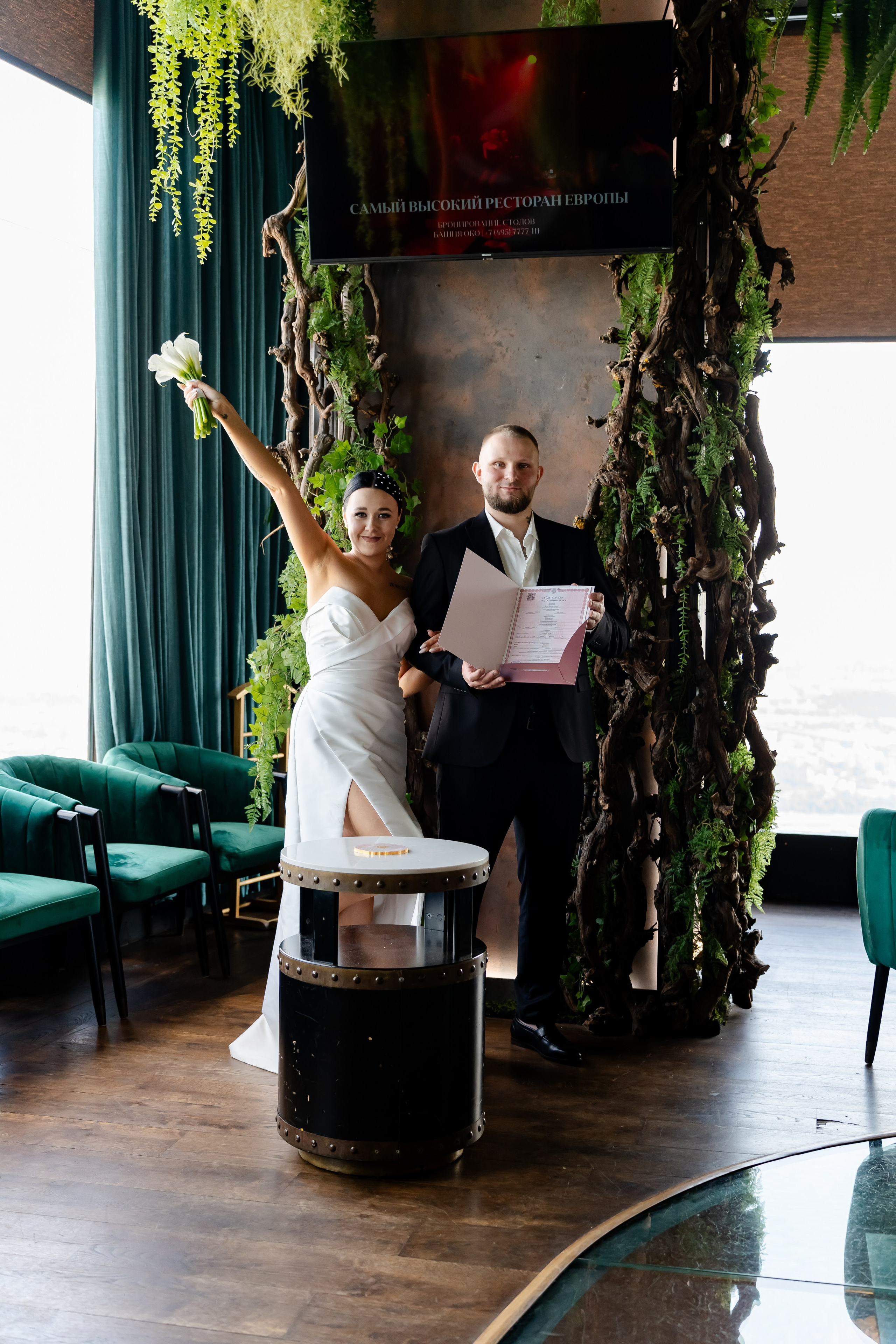 Невеста с женихом в ресторане "Birds" в башне Око Фотосессия