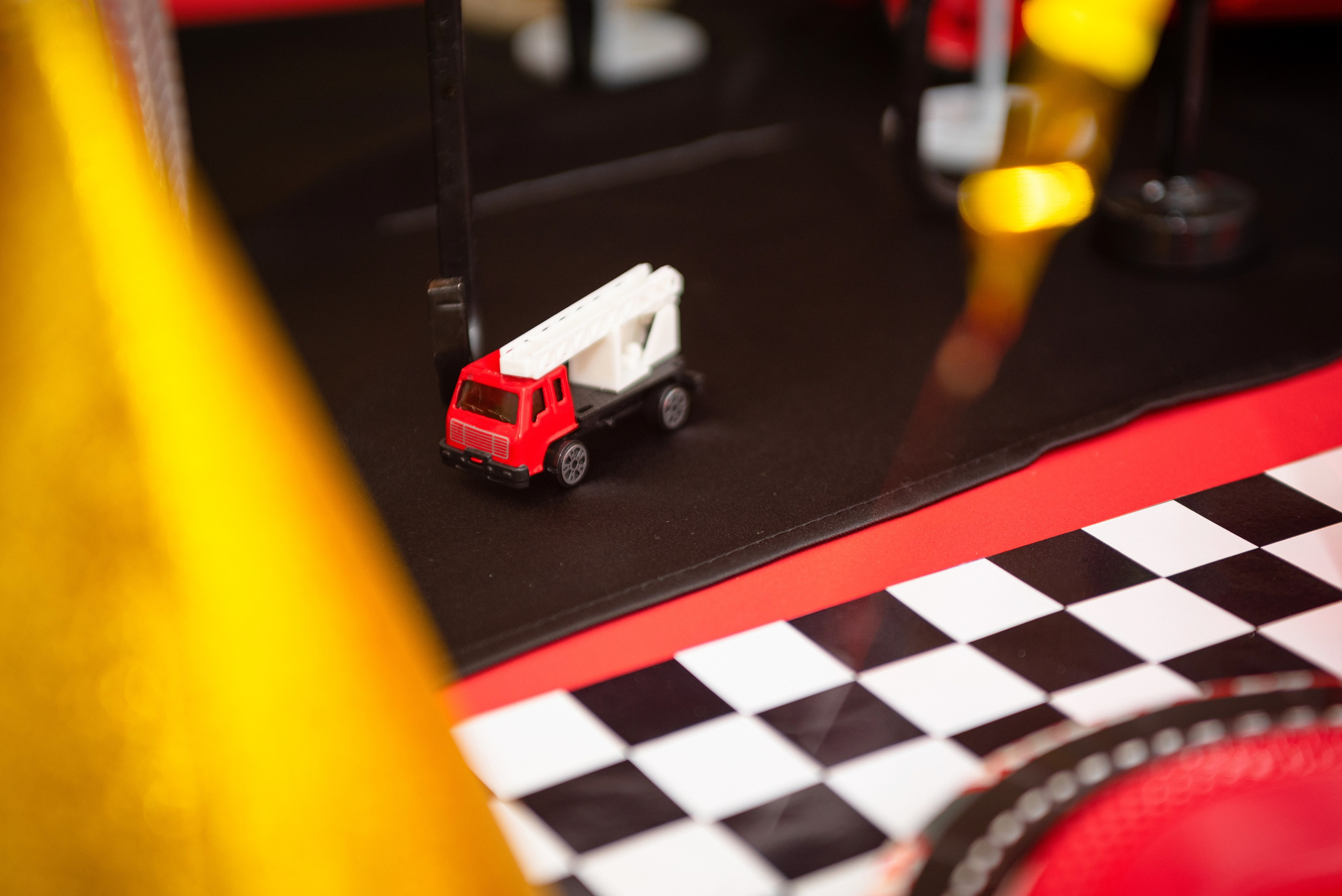 Фотографирует детский праздник в Сургуте/Нефтеюганске — весёлые моменты детей на дне рождения, яркие эмоции выпускников, динамичные кадры торжественных мероприятий.