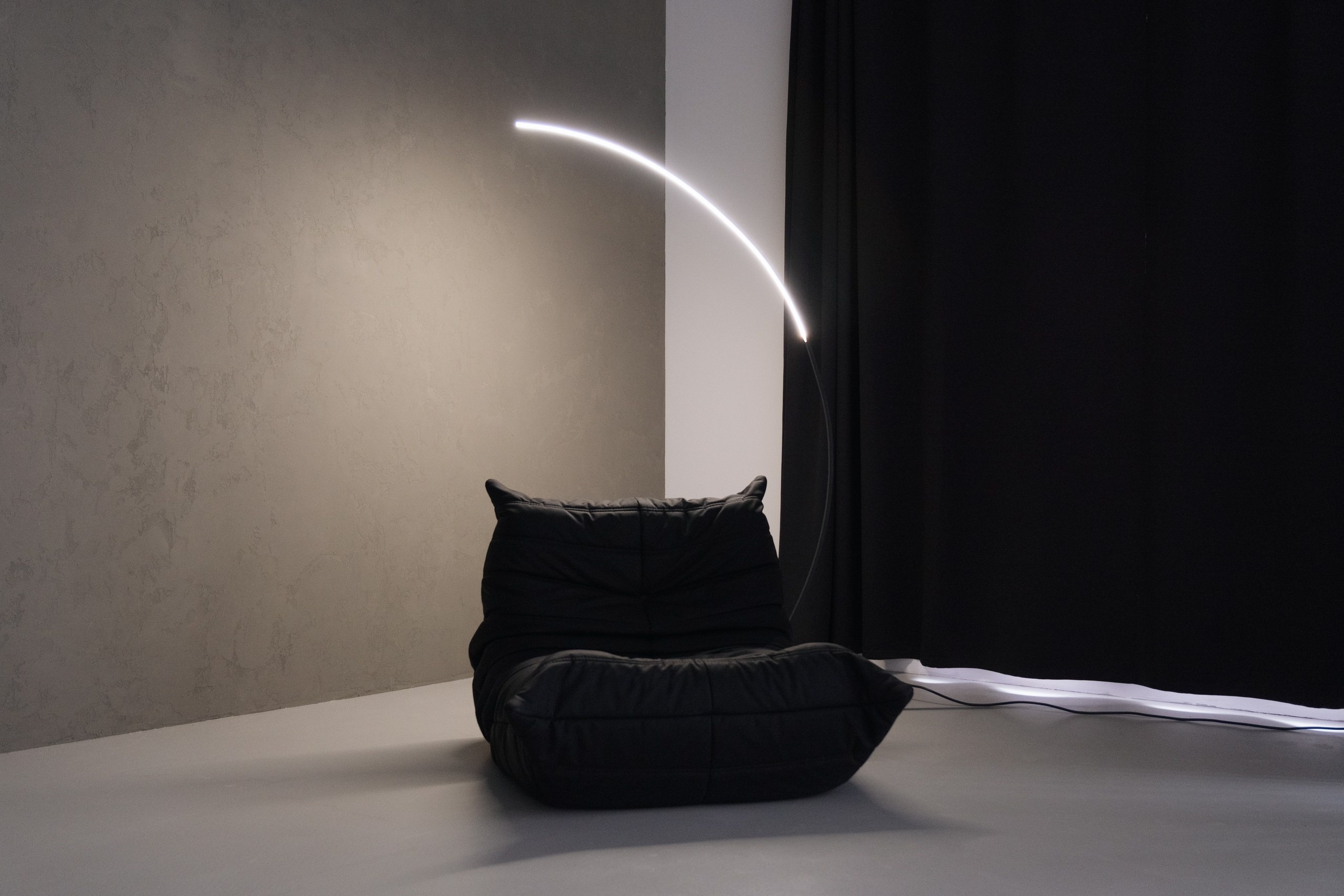 Зал НьютонФотостудия CIRCLE 2.0, расположенная в городе Сургут. Профессиональный фотограф Анна Старцева. Интерьер зала украшен минималистичным дизайном с использованием белого цвета и естественного освещения, создавая уютную атмосферу для фотосессий различного формата. Пространство идеально подходит для творческих портретных съемок, семейных фотографий и коммерческих проектов.