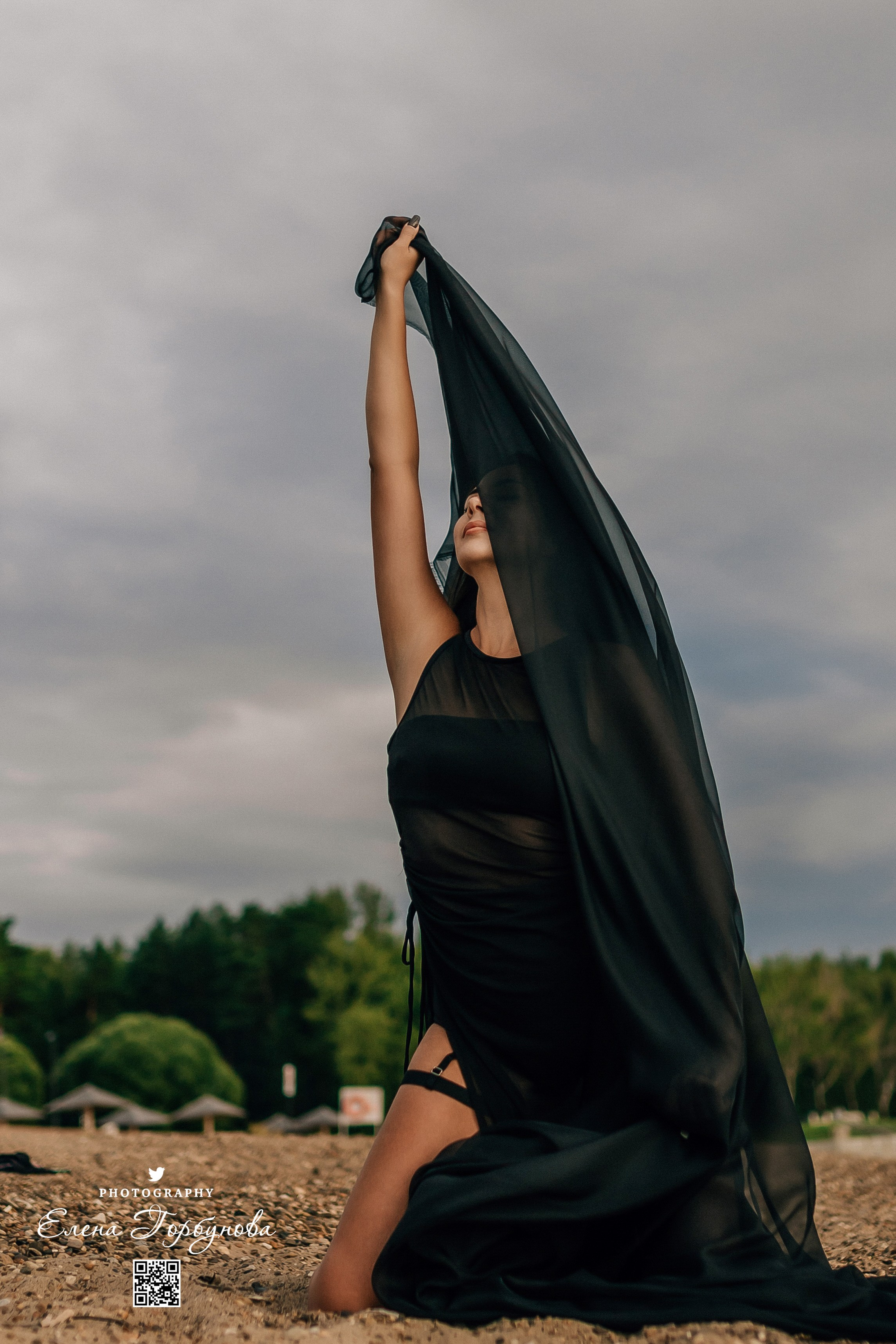 Черная серия с тканью. Набережная. Александра и Таисия. Июль 2025 г. Фотограф Пермь. Свадьбы. Семья и дети, школа, д. сад. Фотокниги