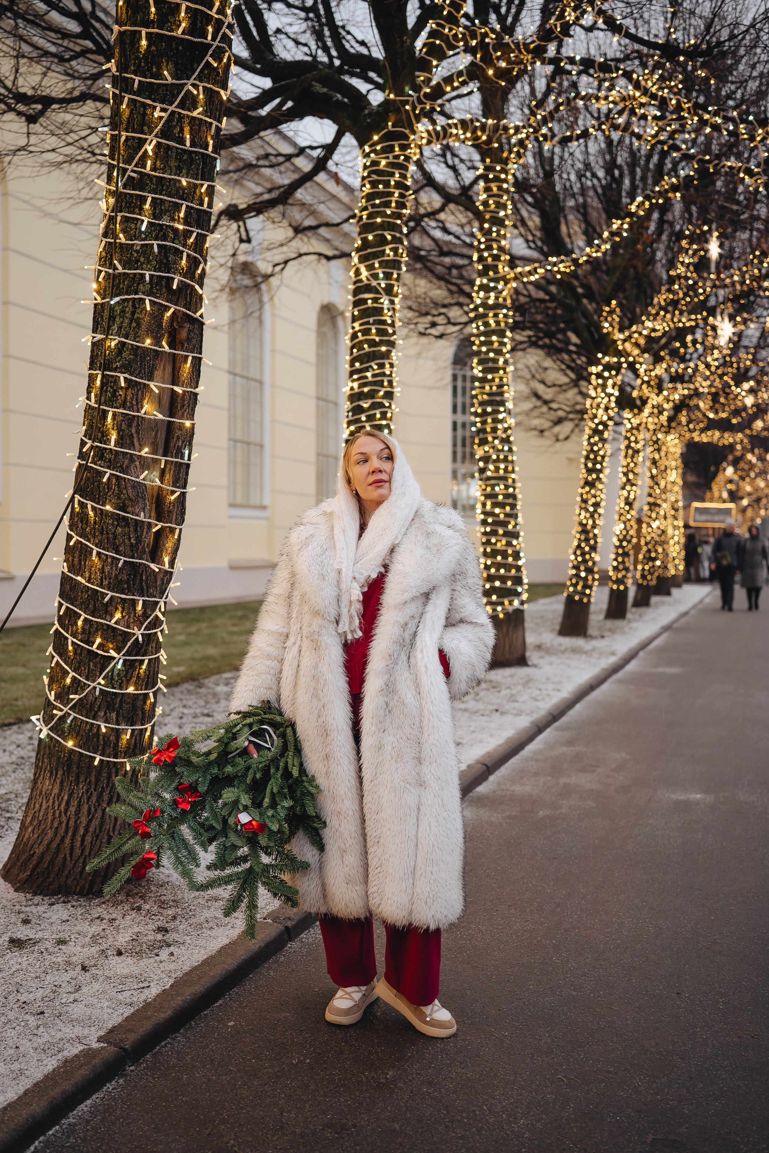 ПРОГУЛКА НА МАНЕЖНОЙ ПЛОЩАДИ ДЛЯ ДЕВУШКИ ПЕРЕД НОВЫМ ГОДОМ (НОВОГОДНЯЯ ФОТОСЕССИИЯ НА МАНЕЖНОЙ ПЛОЩАДИ). Профессиональный фотограф, Санкт-Петербург — Виктория Богомолова