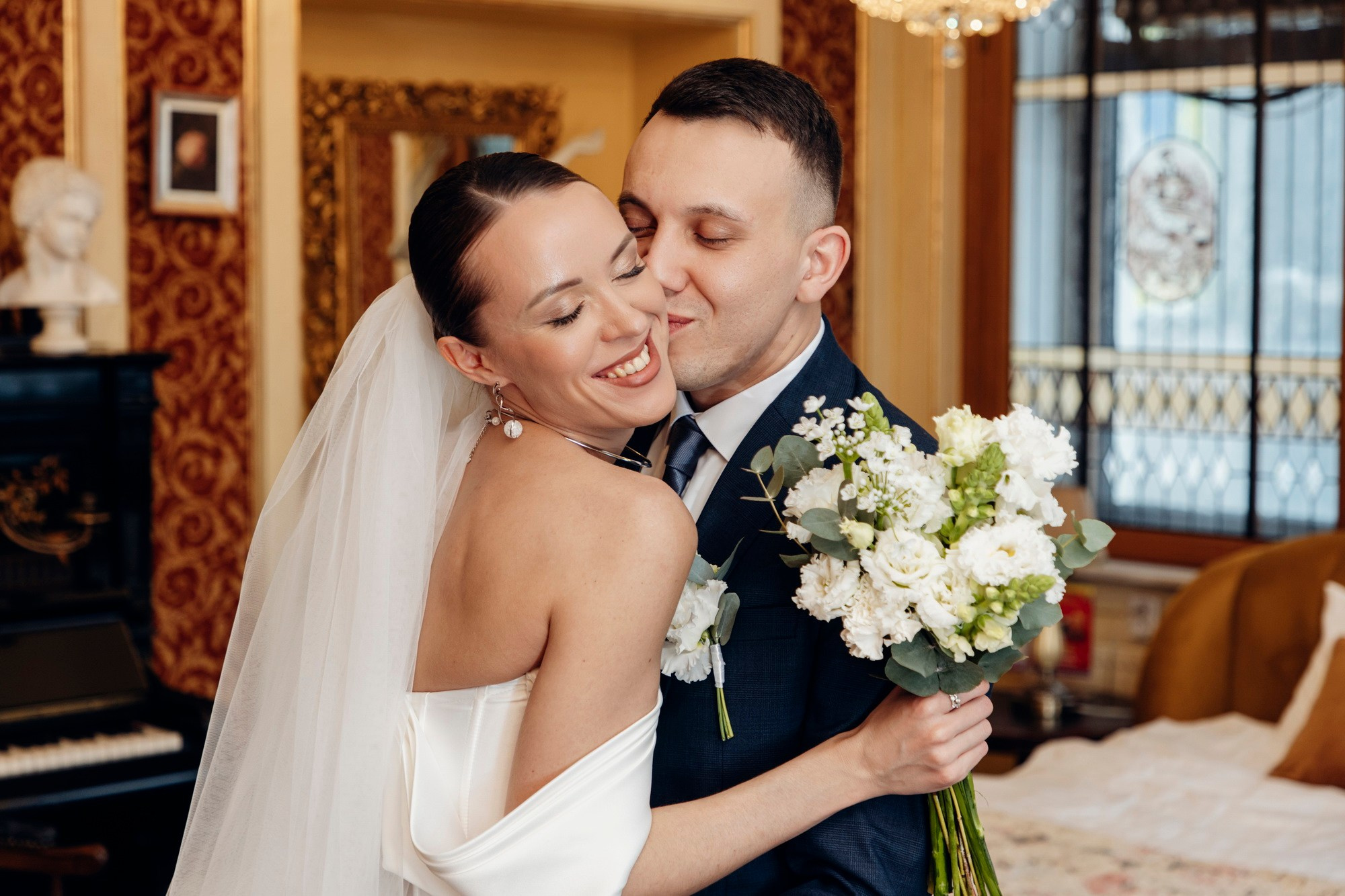 где купить свадебный букет, какой подарок подарить на свадьбу, свадебное платье где купить спб, свадебный салон, актуальные свадебные платья 2025, костюм для жениха, какой ресторан выбрать спб, отель для свадьбы