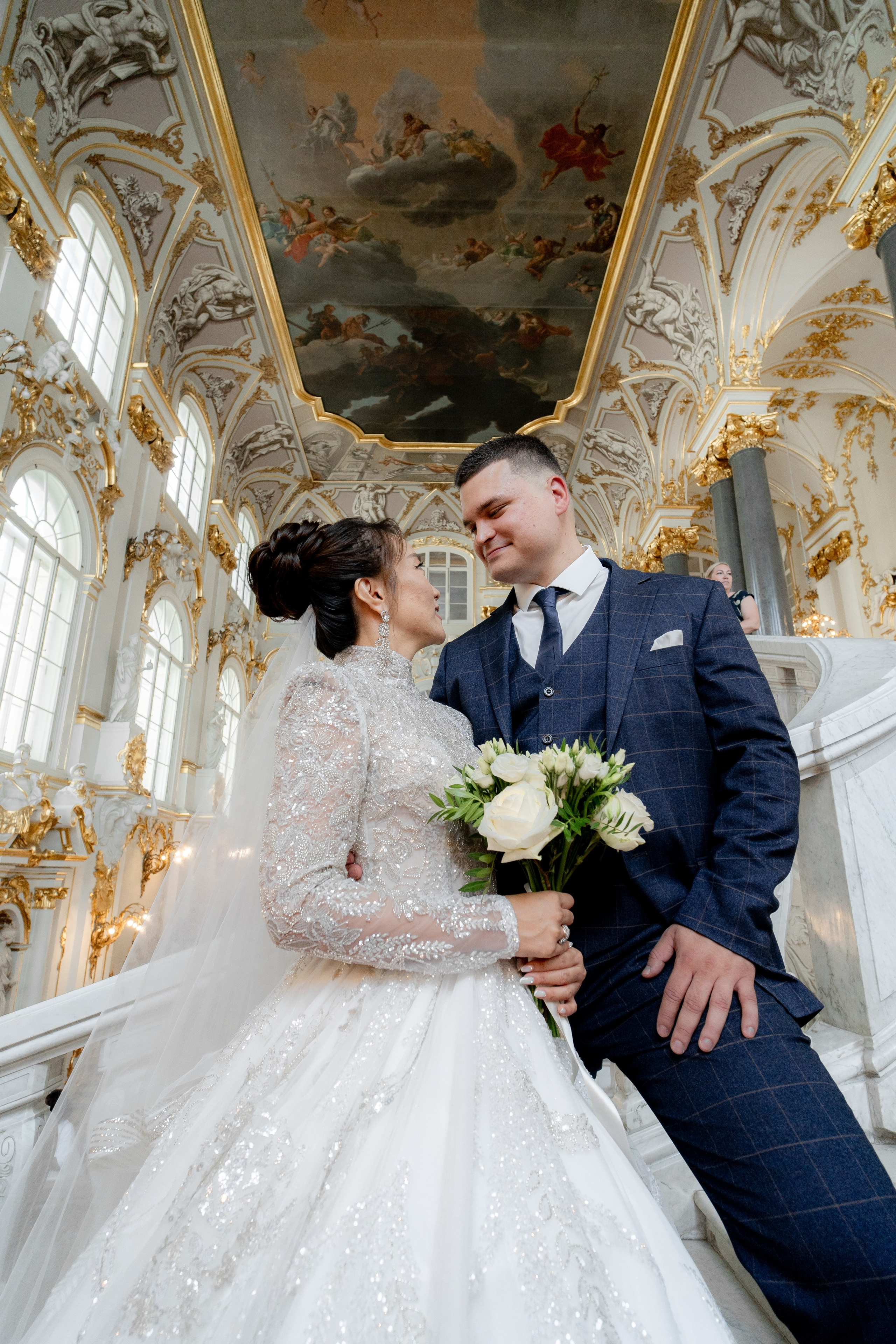 Свадебная фотосессия в Эрмитаже и на катере. Свадебный фотограф Александр Невский в Санкт-Петербурге